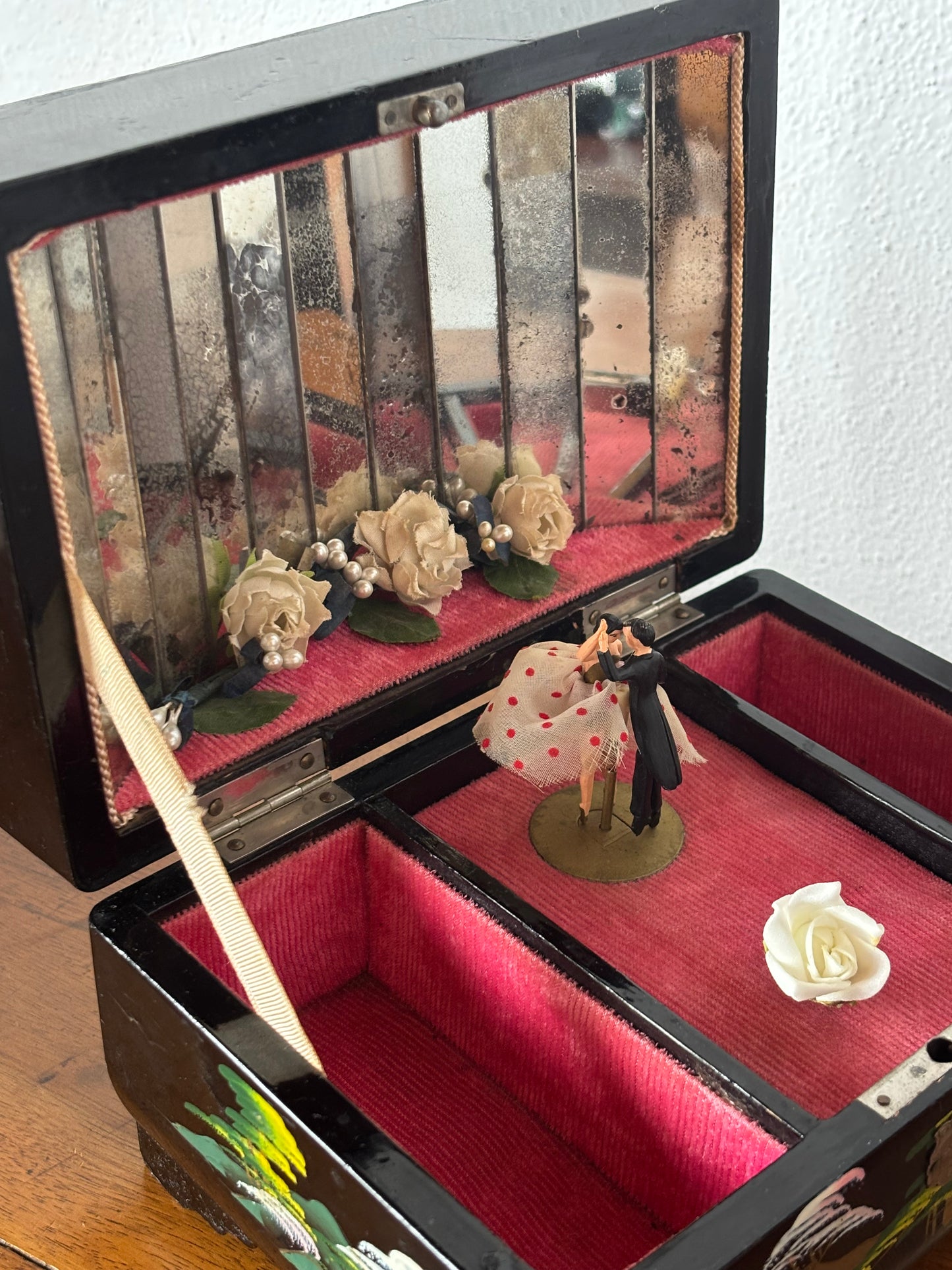 Portagioie giapponese vintage con carillon funzionante – coppia danzante e fiori