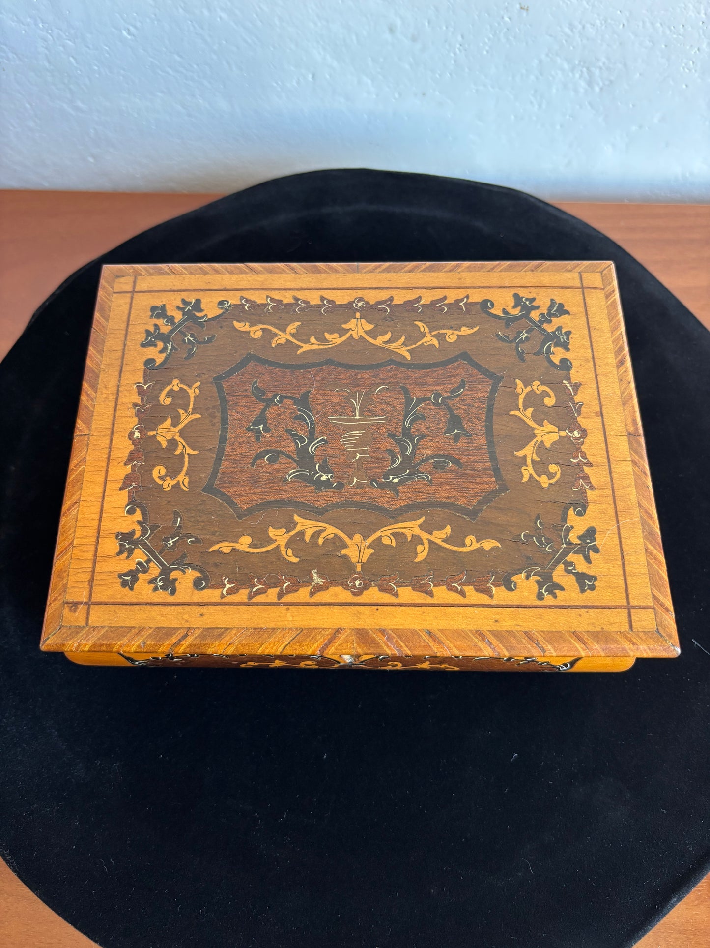Portagioie in legno intarsiato sorrentino con carillon – vintage artigianale