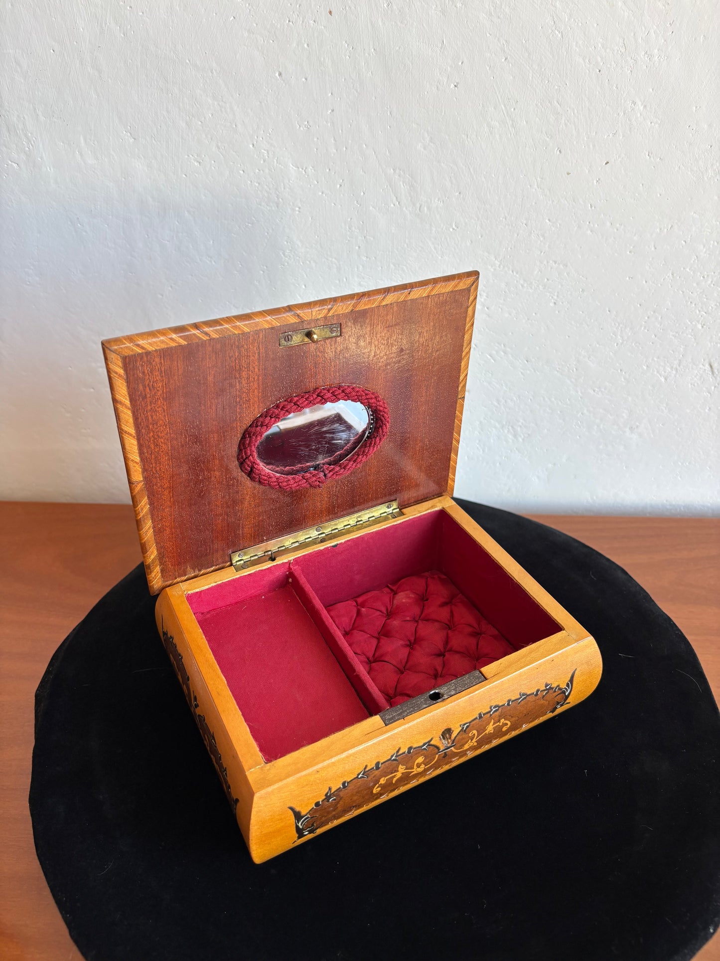 Portagioie in legno intarsiato sorrentino con carillon – vintage artigianale