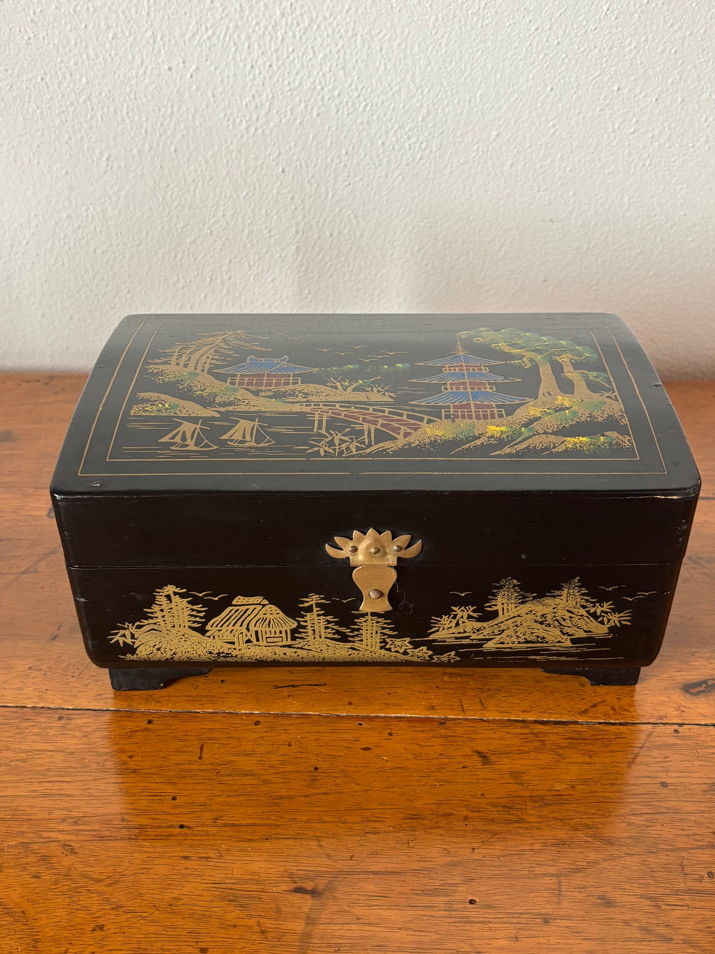 Portagioie cinese vintage con carillon funzionante – laccatura decorata, produzione Shanghai