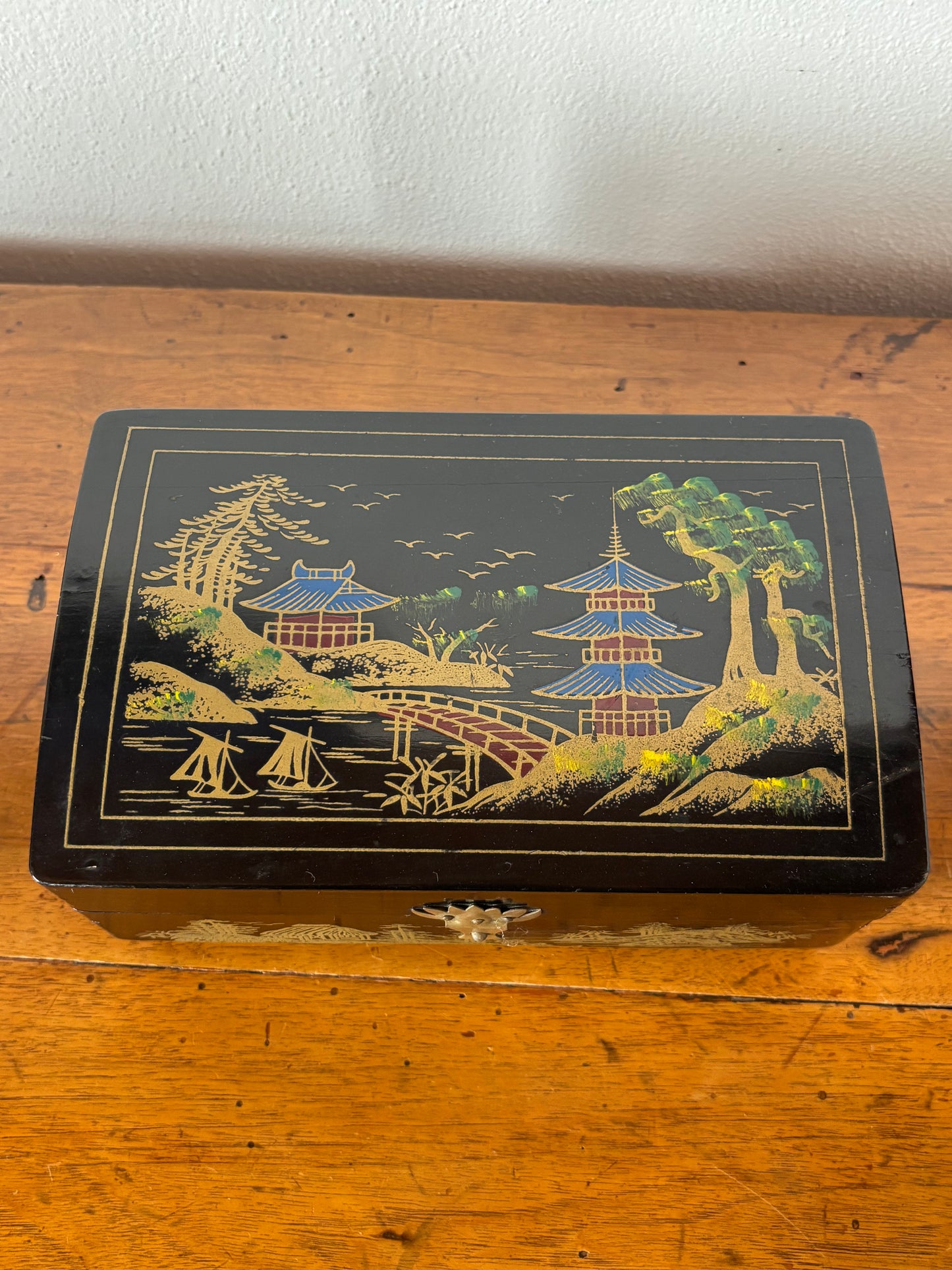 Portagioie cinese vintage con carillon funzionante – laccatura decorata, produzione Shanghai