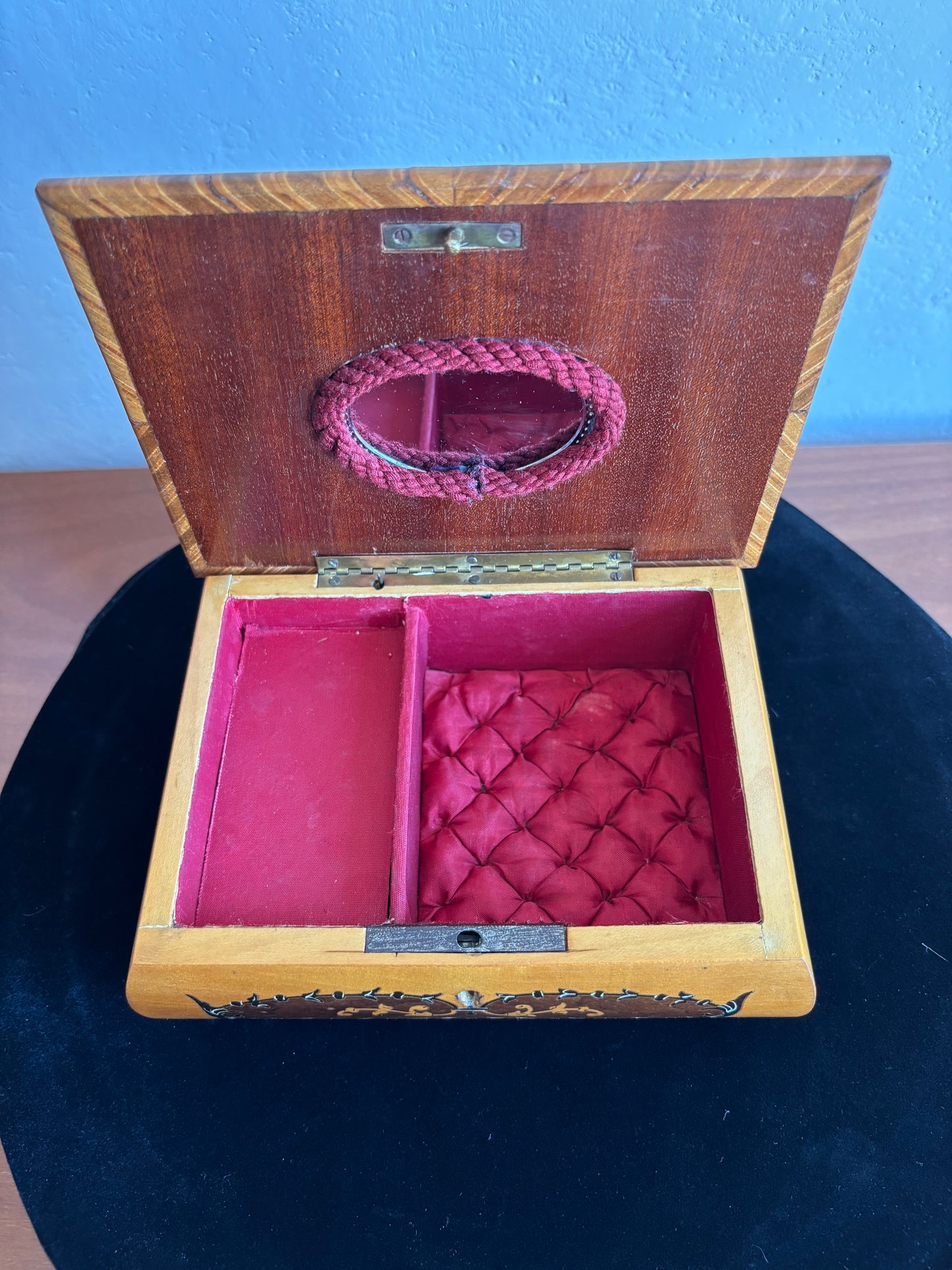 Portagioie in legno intarsiato sorrentino con carillon – vintage artigianale