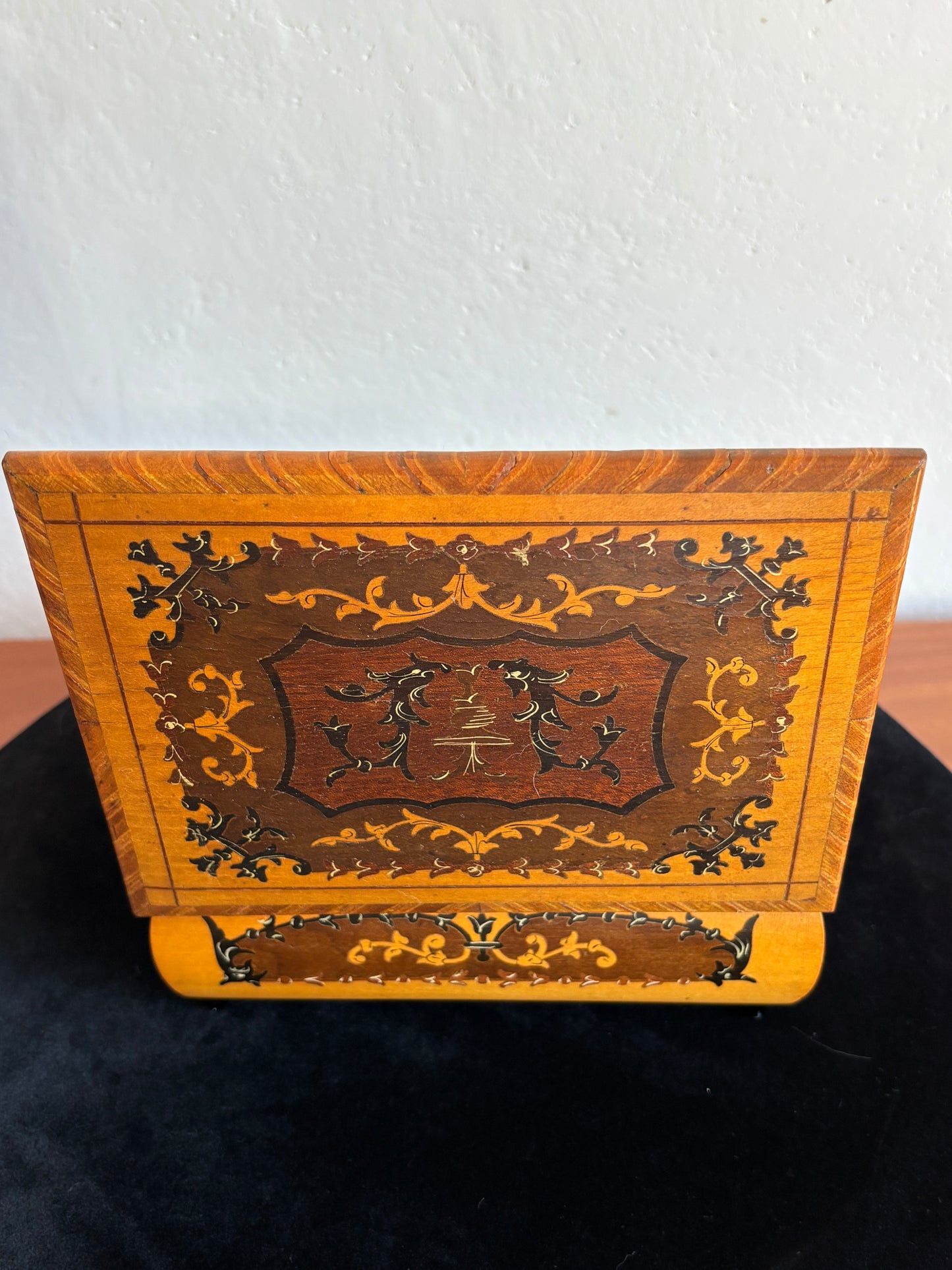 Portagioie in legno intarsiato sorrentino con carillon – vintage artigianale