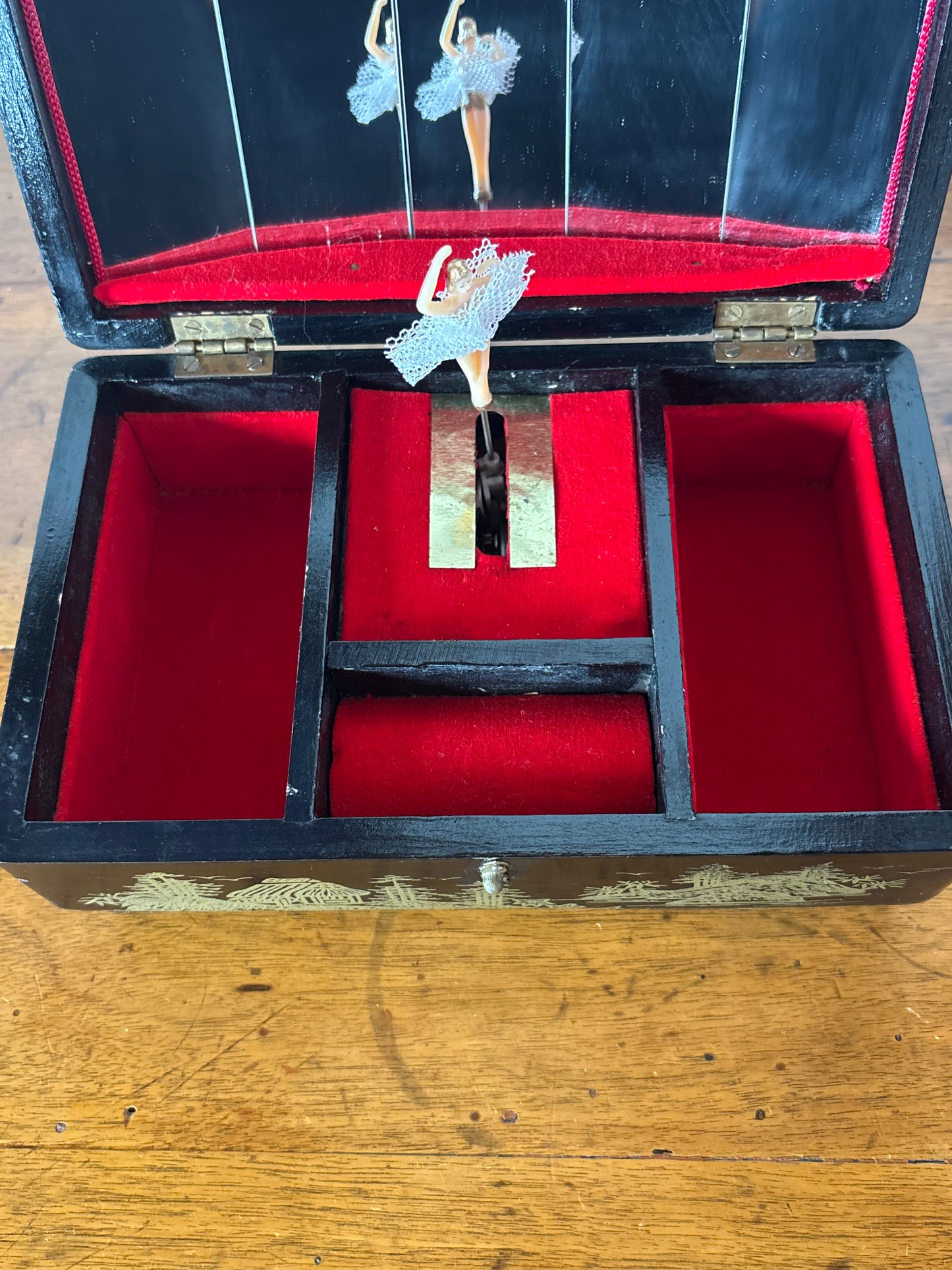 Portagioie cinese vintage con carillon funzionante – laccatura decorata, produzione Shanghai