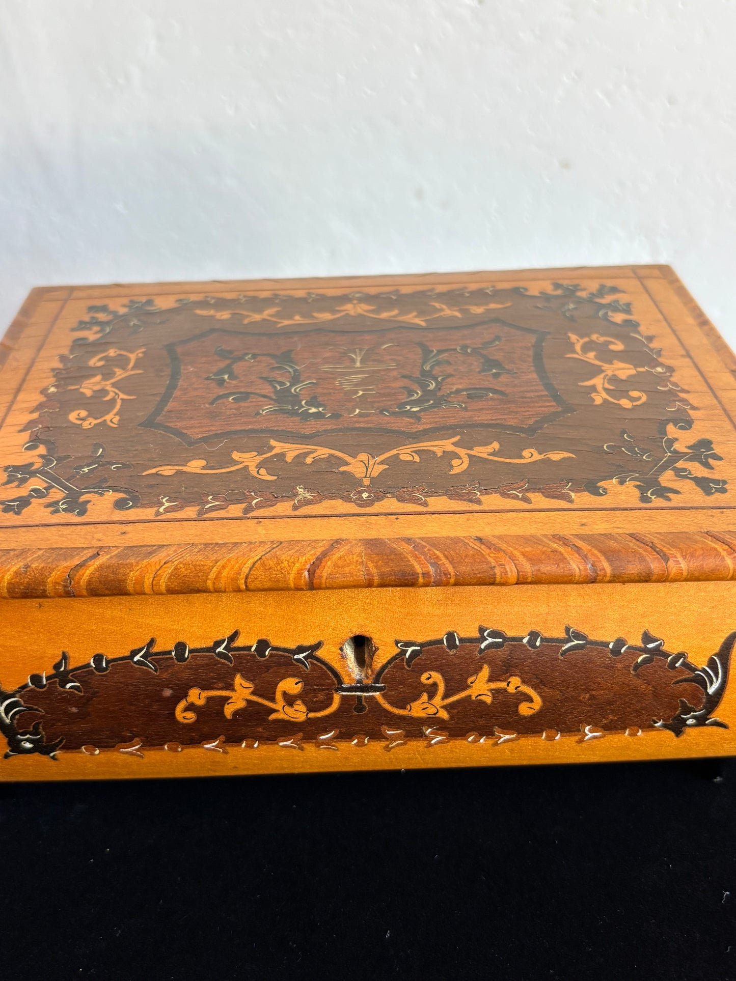 Portagioie in legno intarsiato sorrentino con carillon – vintage artigianale