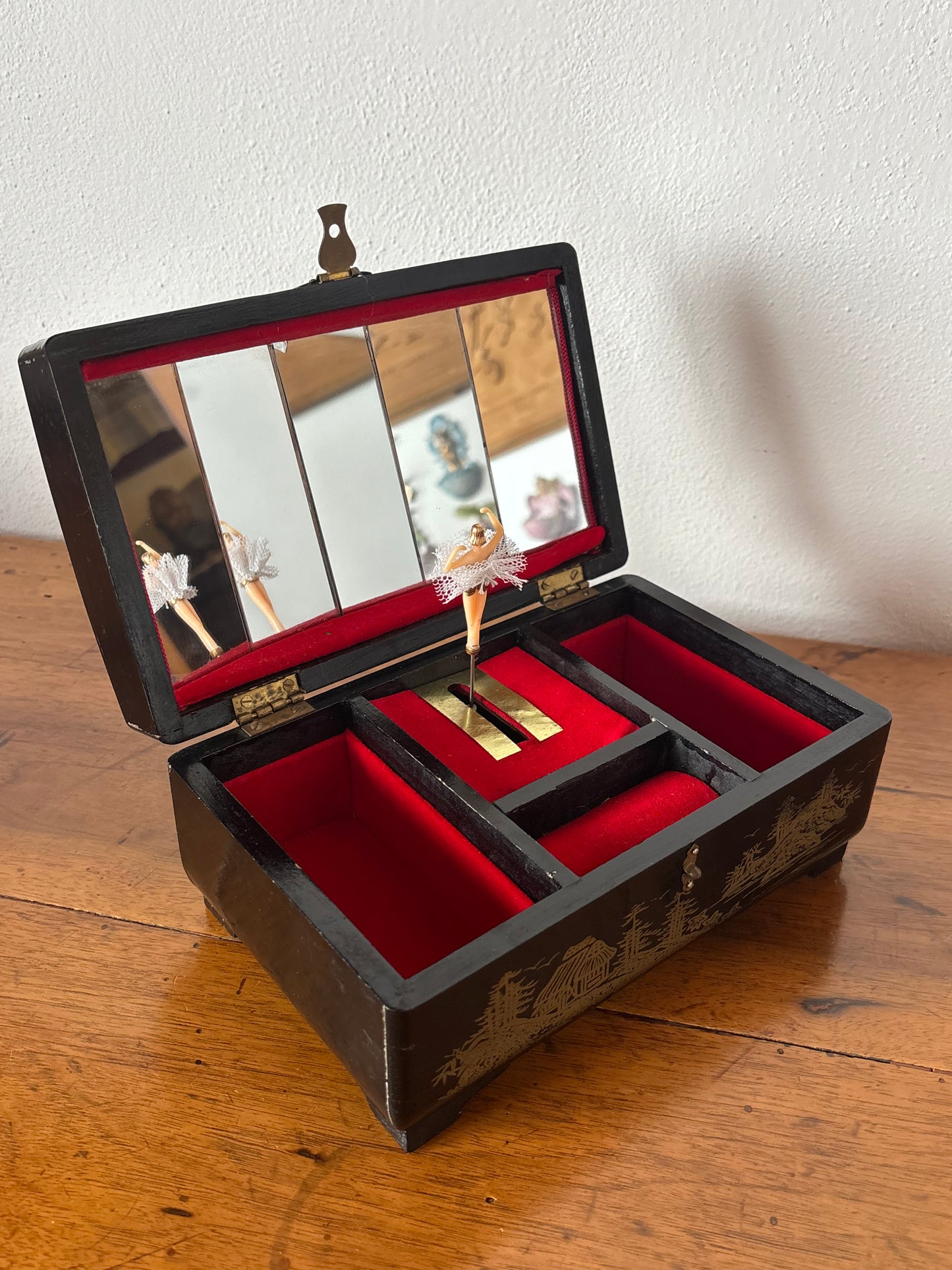 Portagioie cinese vintage con carillon funzionante – laccatura decorata, produzione Shanghai