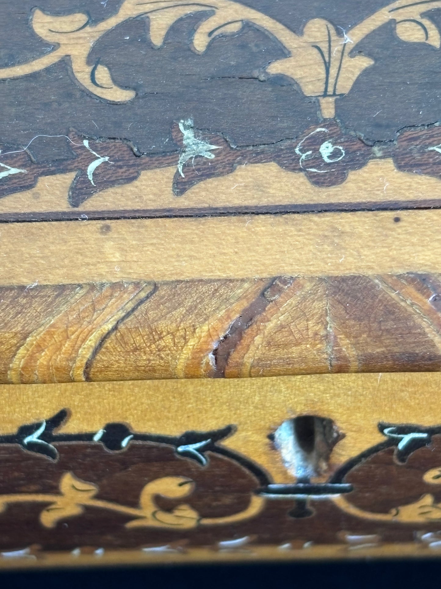 Portagioie in legno intarsiato sorrentino con carillon – vintage artigianale