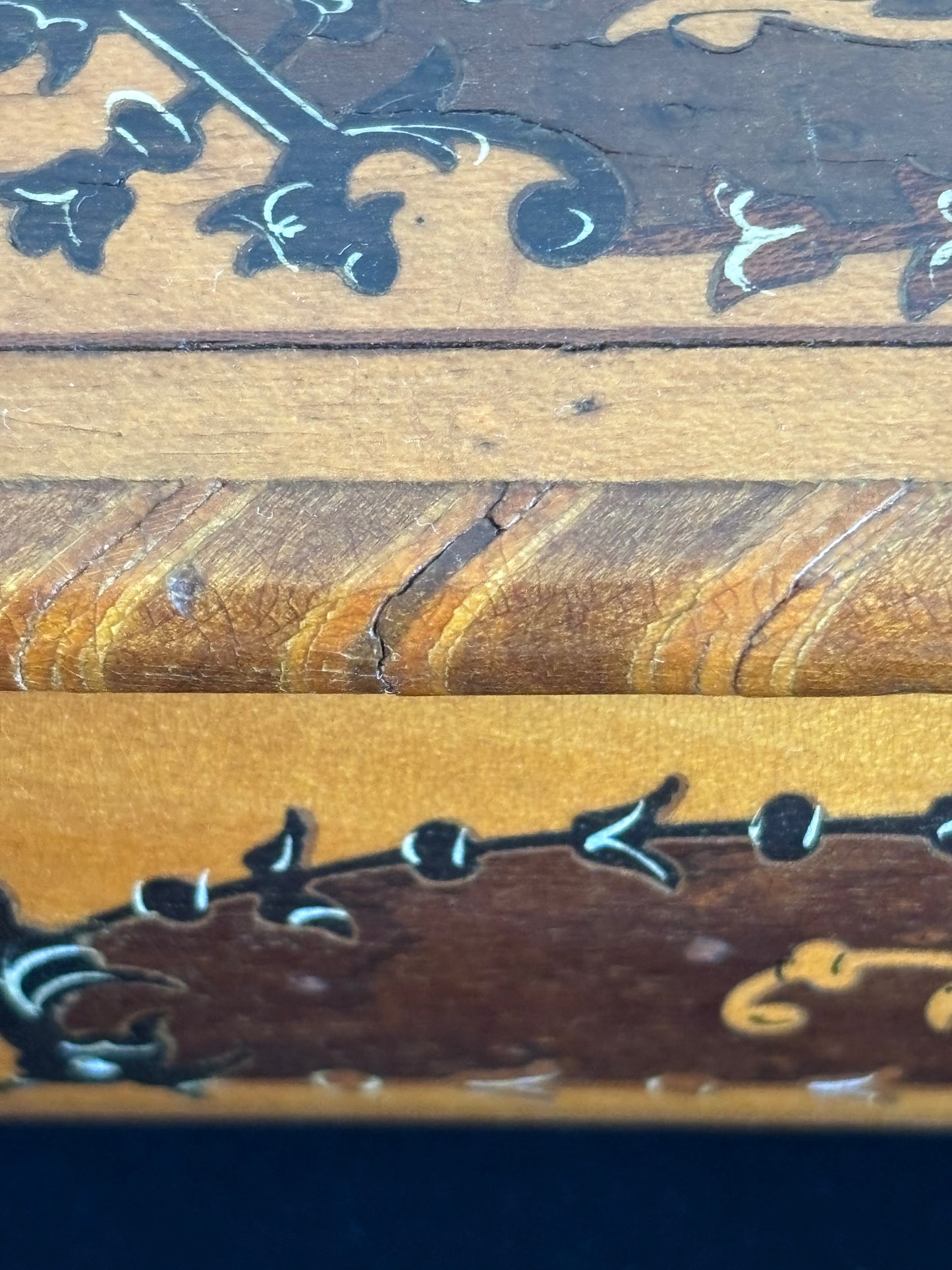 Portagioie in legno intarsiato sorrentino con carillon – vintage artigianale