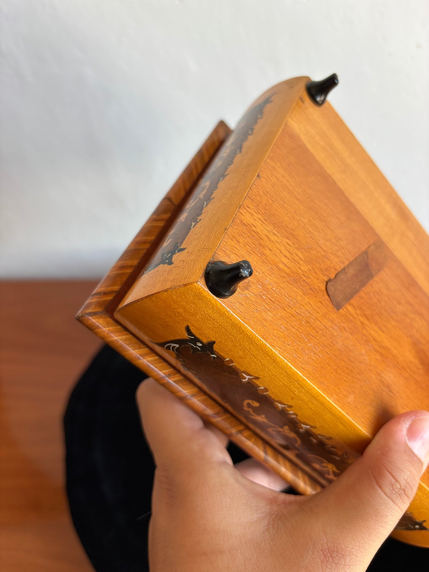 Portagioie in legno intarsiato sorrentino con carillon – vintage artigianale
