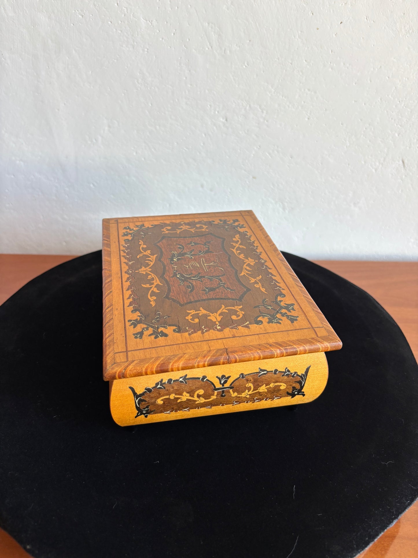 Portagioie in legno intarsiato sorrentino con carillon – vintage artigianale
