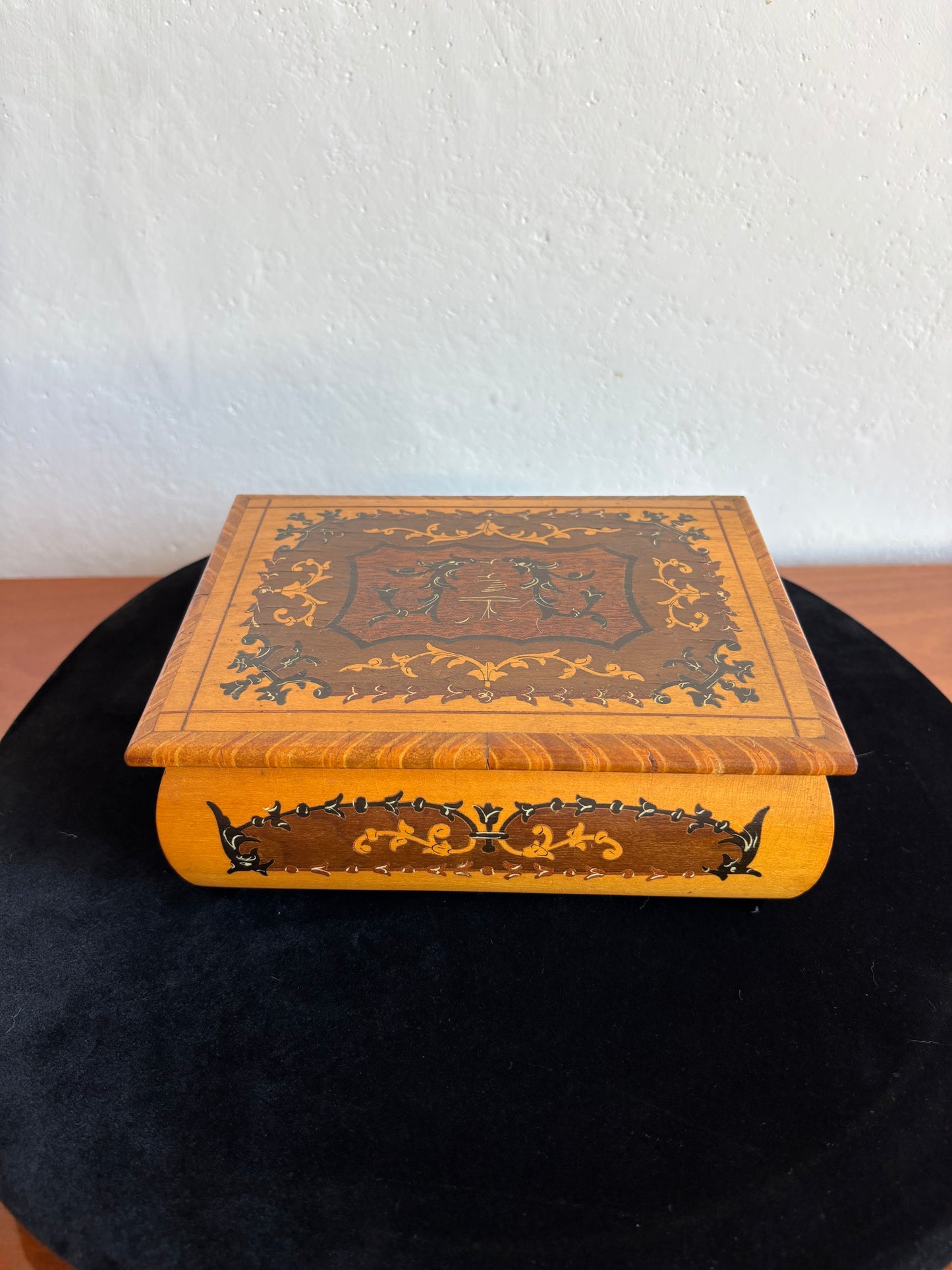 Portagioie in legno intarsiato sorrentino con carillon – vintage artigianale