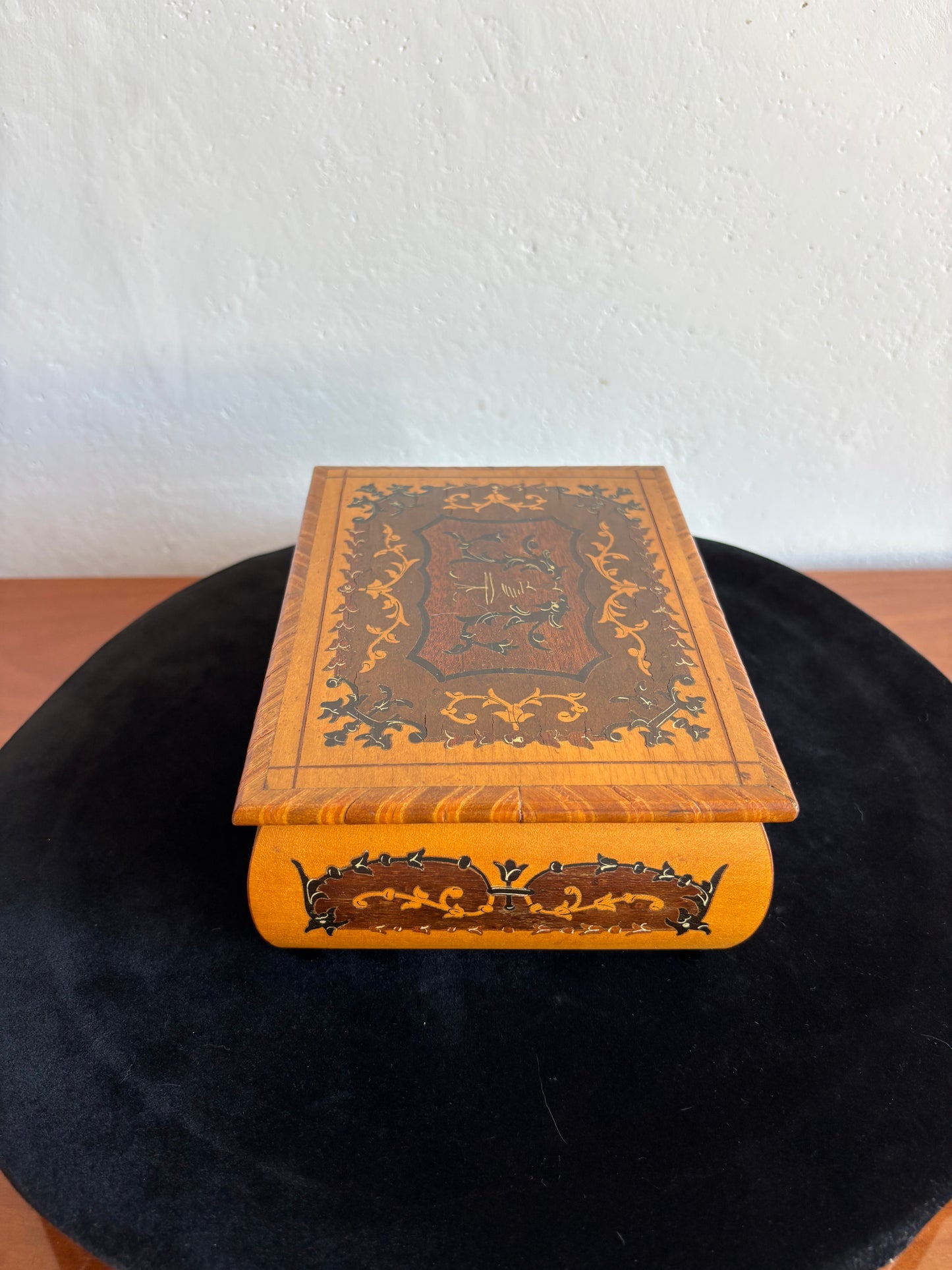 Portagioie in legno intarsiato sorrentino con carillon – vintage artigianale