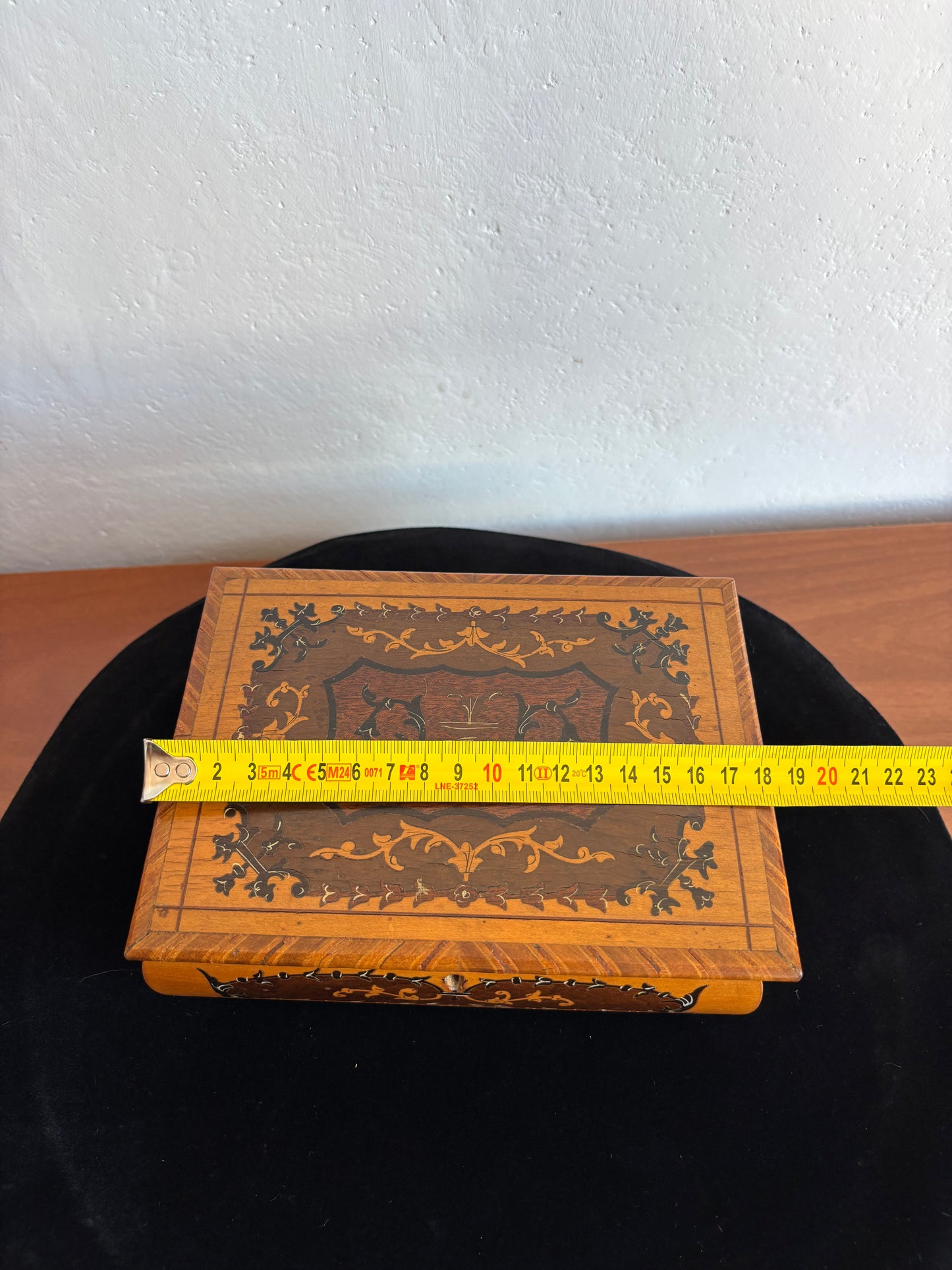 Portagioie in legno intarsiato sorrentino con carillon – vintage artigianale