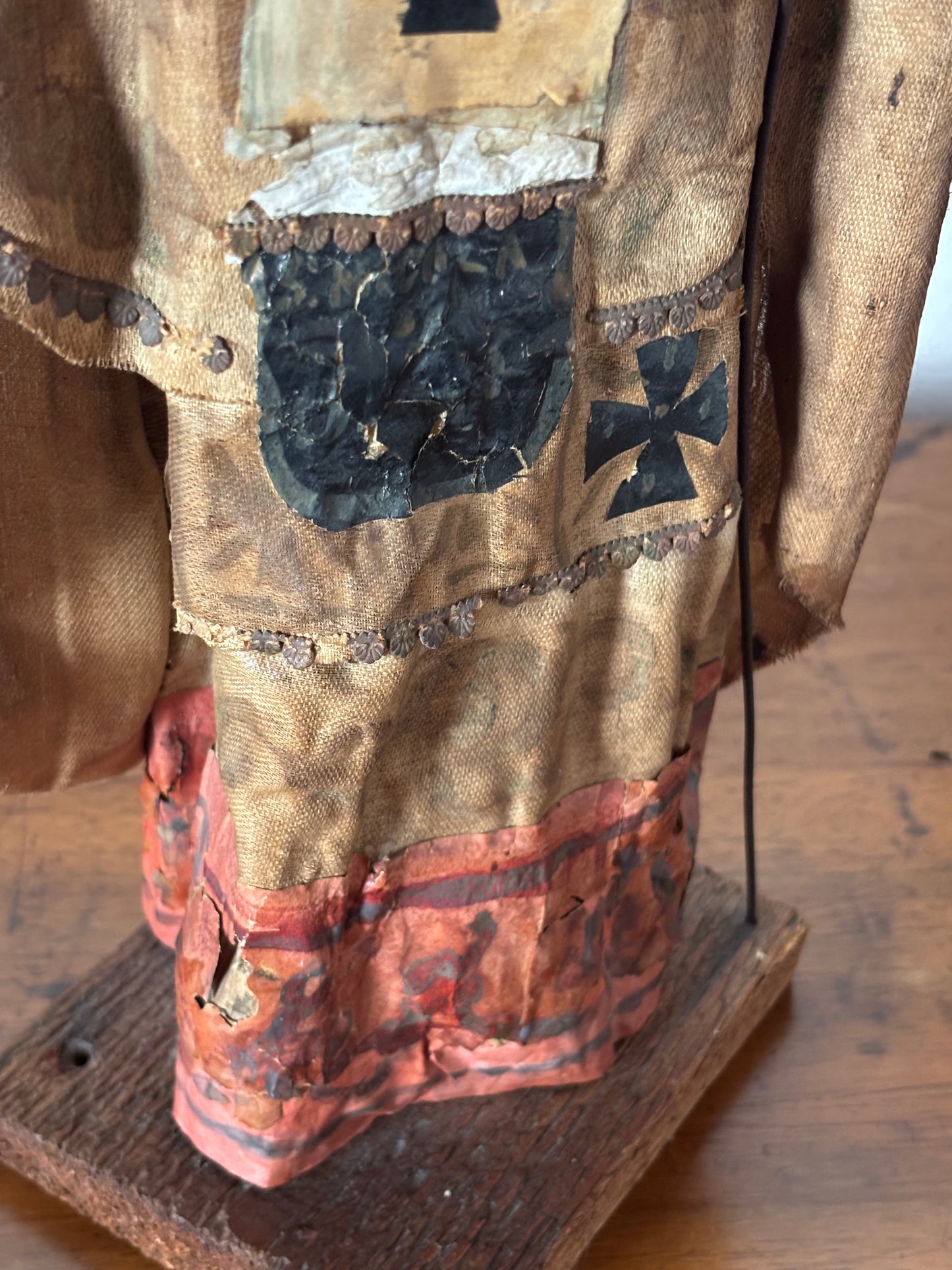 Statuetta di San Nicola in terracotta e paglia – Arte sacra popolare con decorazioni applicate