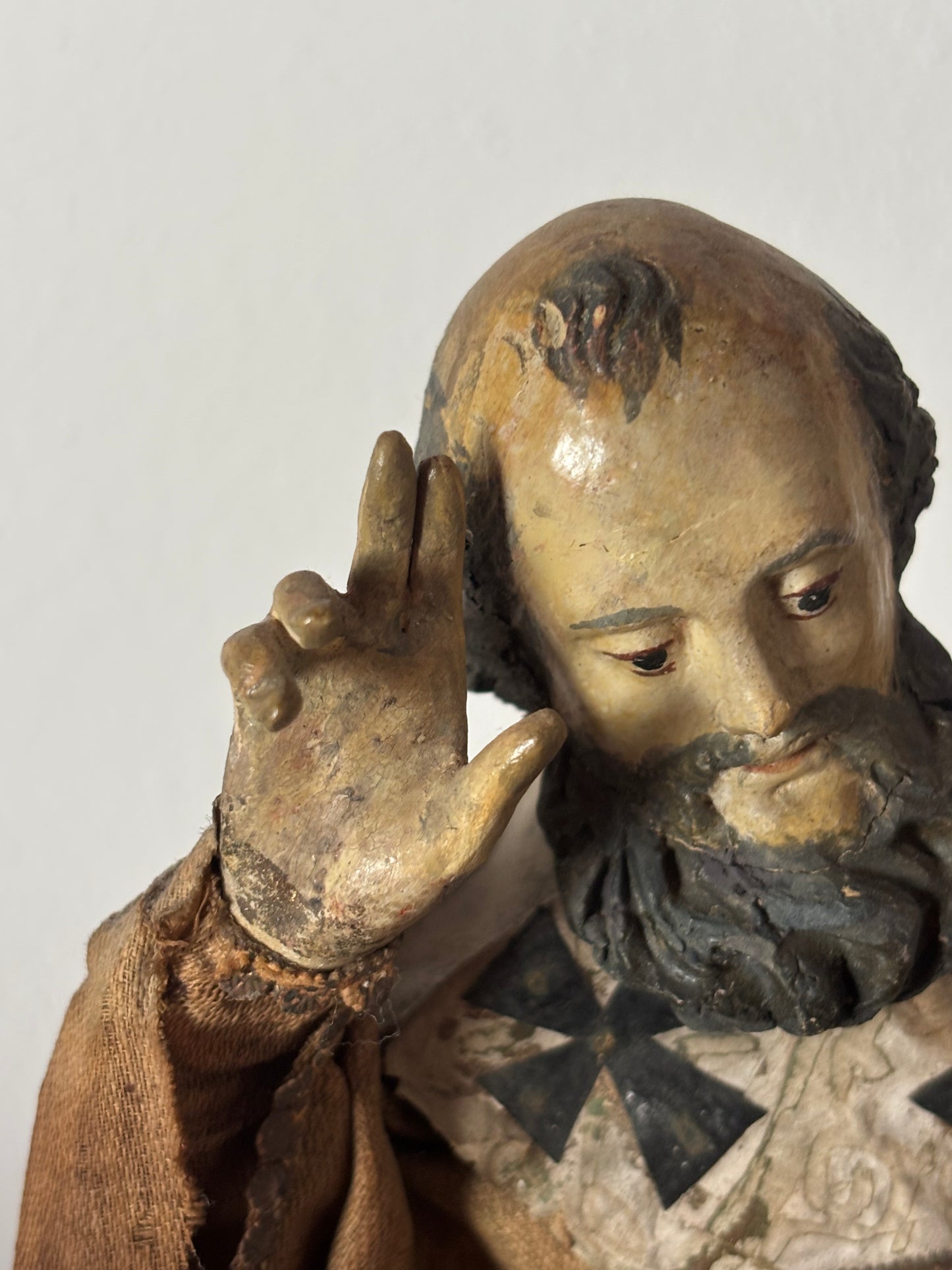 Statuetta di San Nicola in terracotta e paglia – Arte sacra popolare con decorazioni applicate