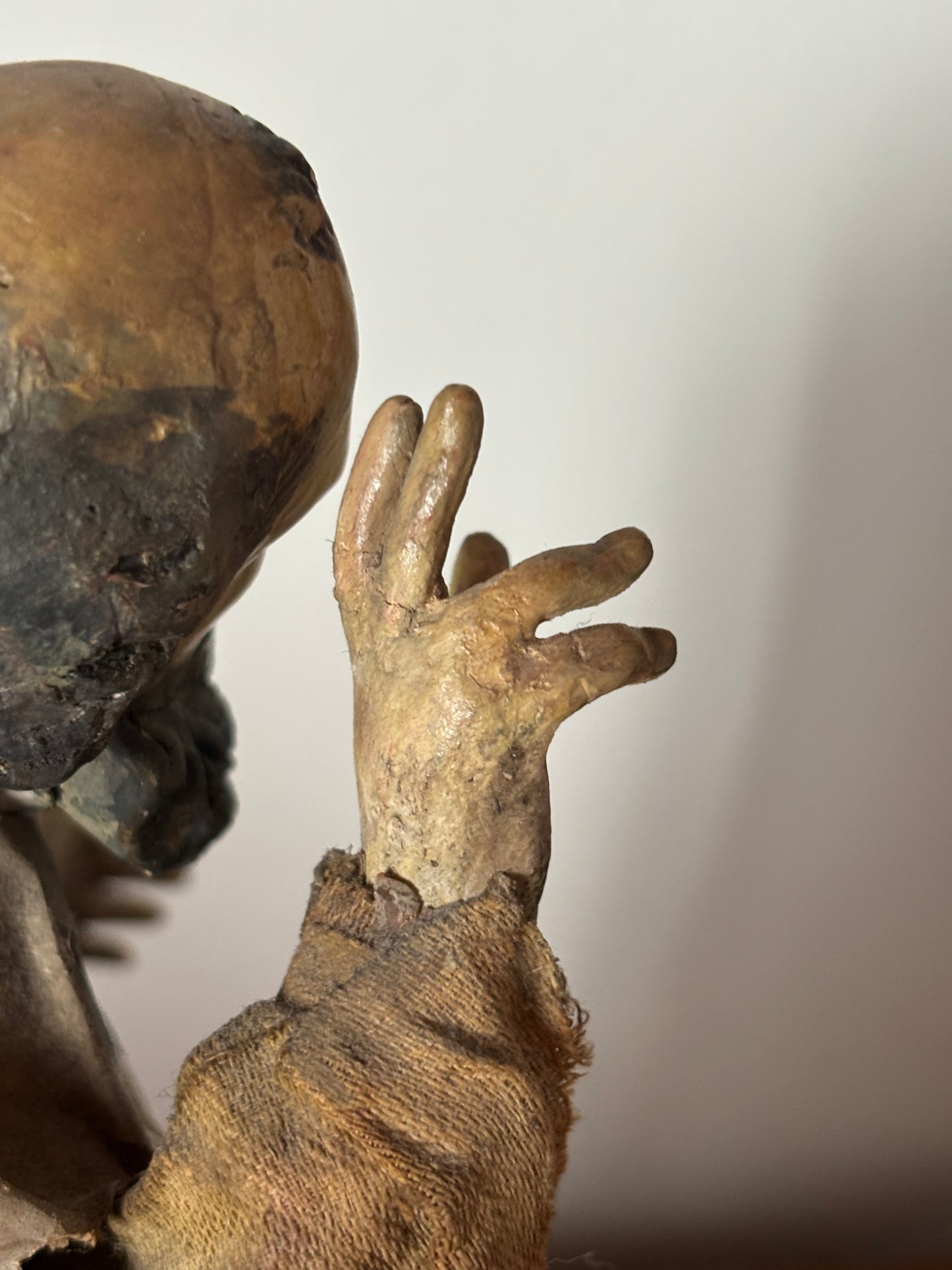 Statuetta di San Nicola in terracotta e paglia – Arte sacra popolare con decorazioni applicate
