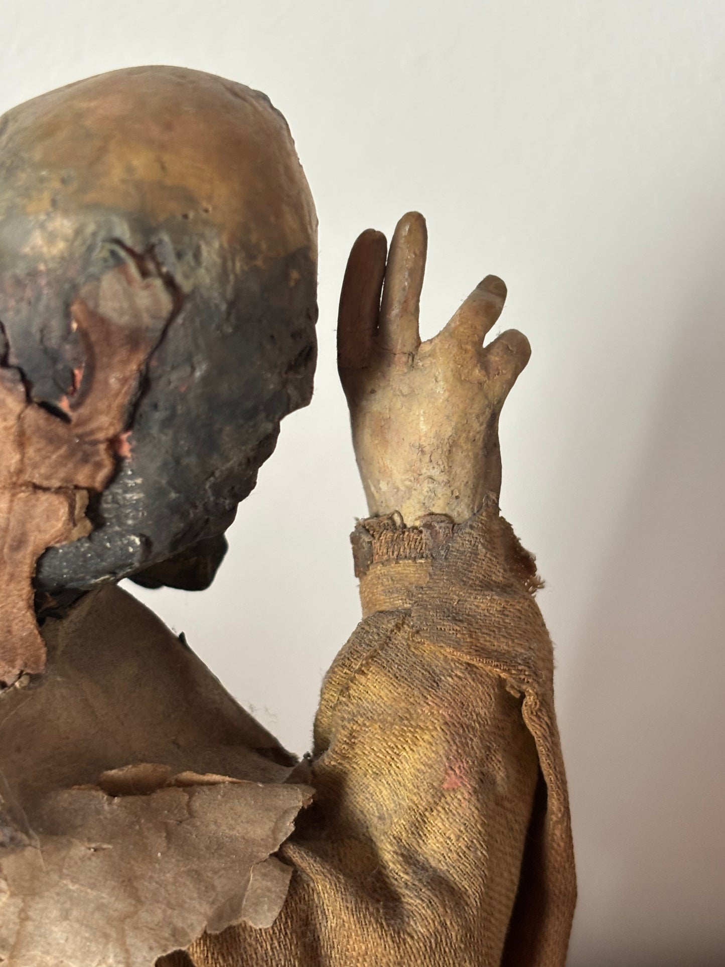 Statuetta di San Nicola in terracotta e paglia – Arte sacra popolare con decorazioni applicate