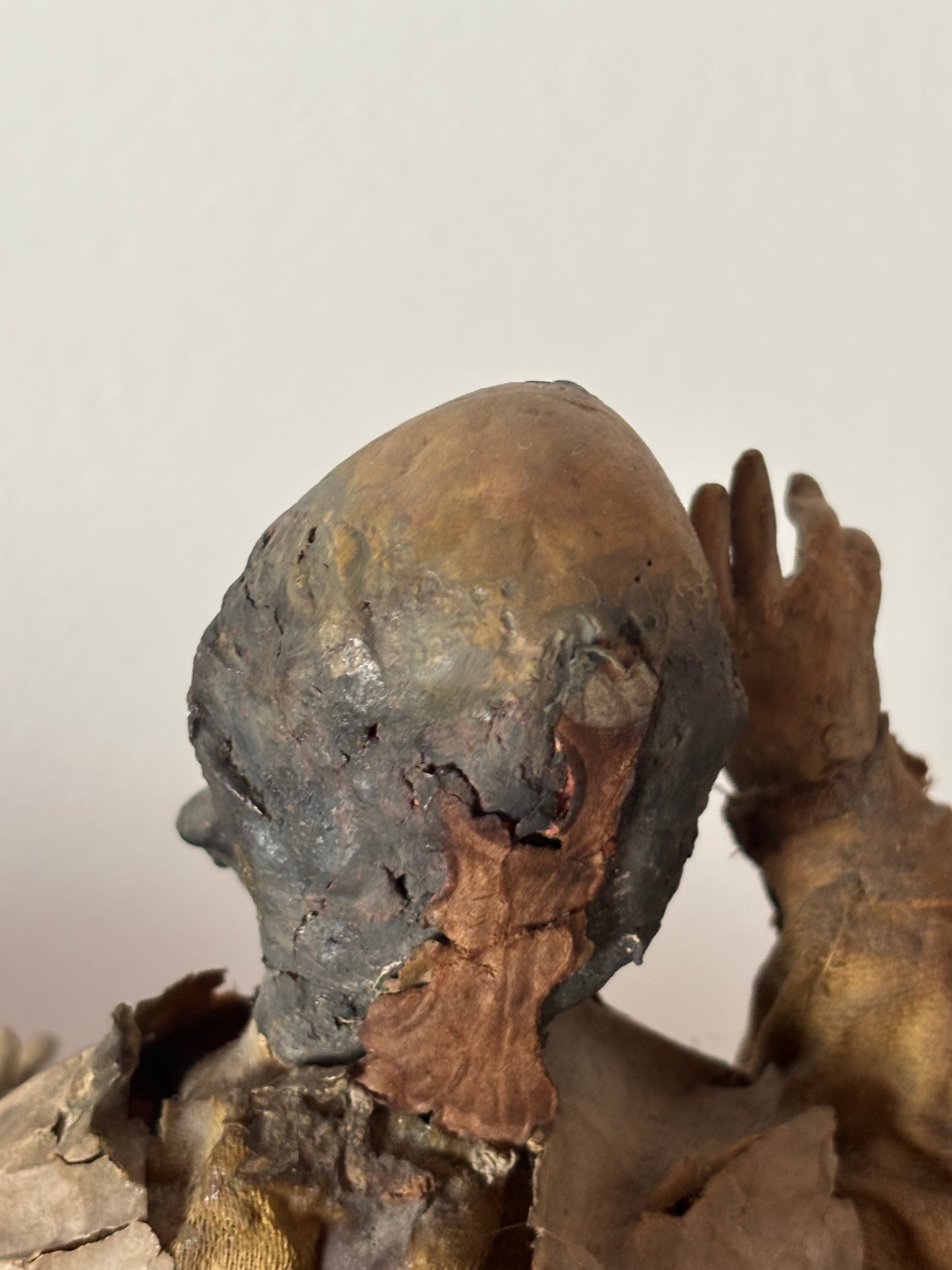 Statuetta di San Nicola in terracotta e paglia – Arte sacra popolare con decorazioni applicate
