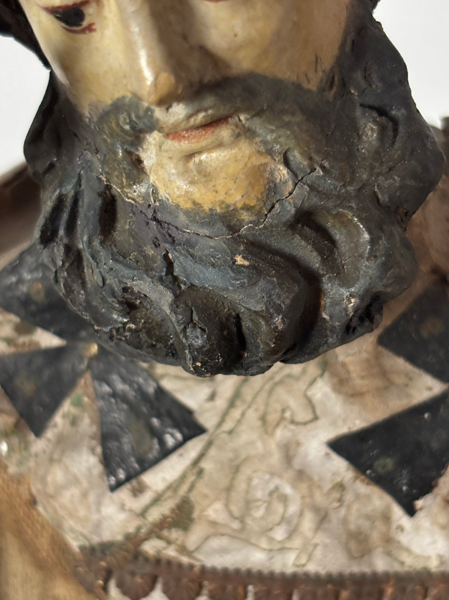 Statuetta di San Nicola in terracotta e paglia – Arte sacra popolare con decorazioni applicate