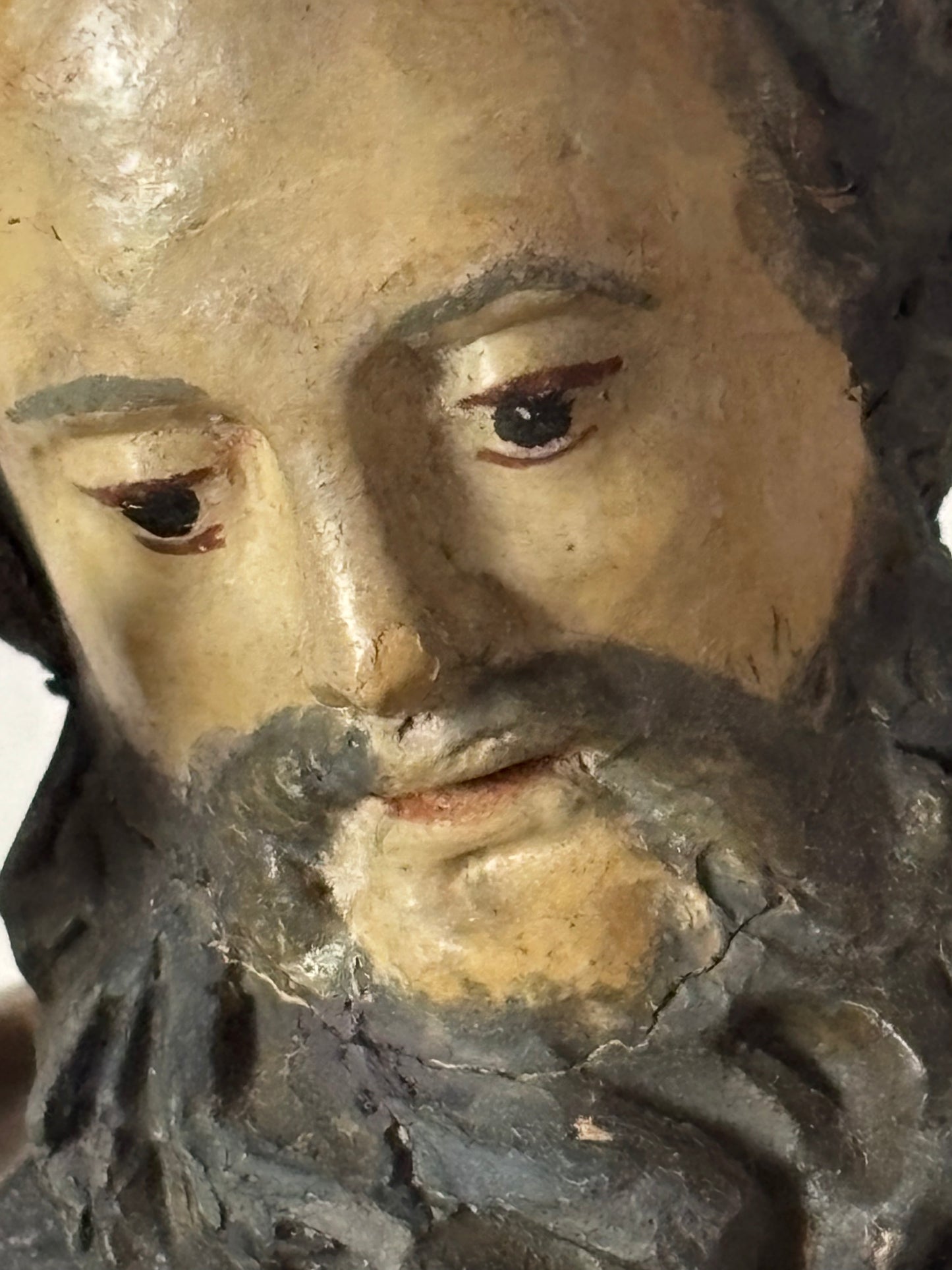Statuetta di San Nicola in terracotta e paglia – Arte sacra popolare con decorazioni applicate