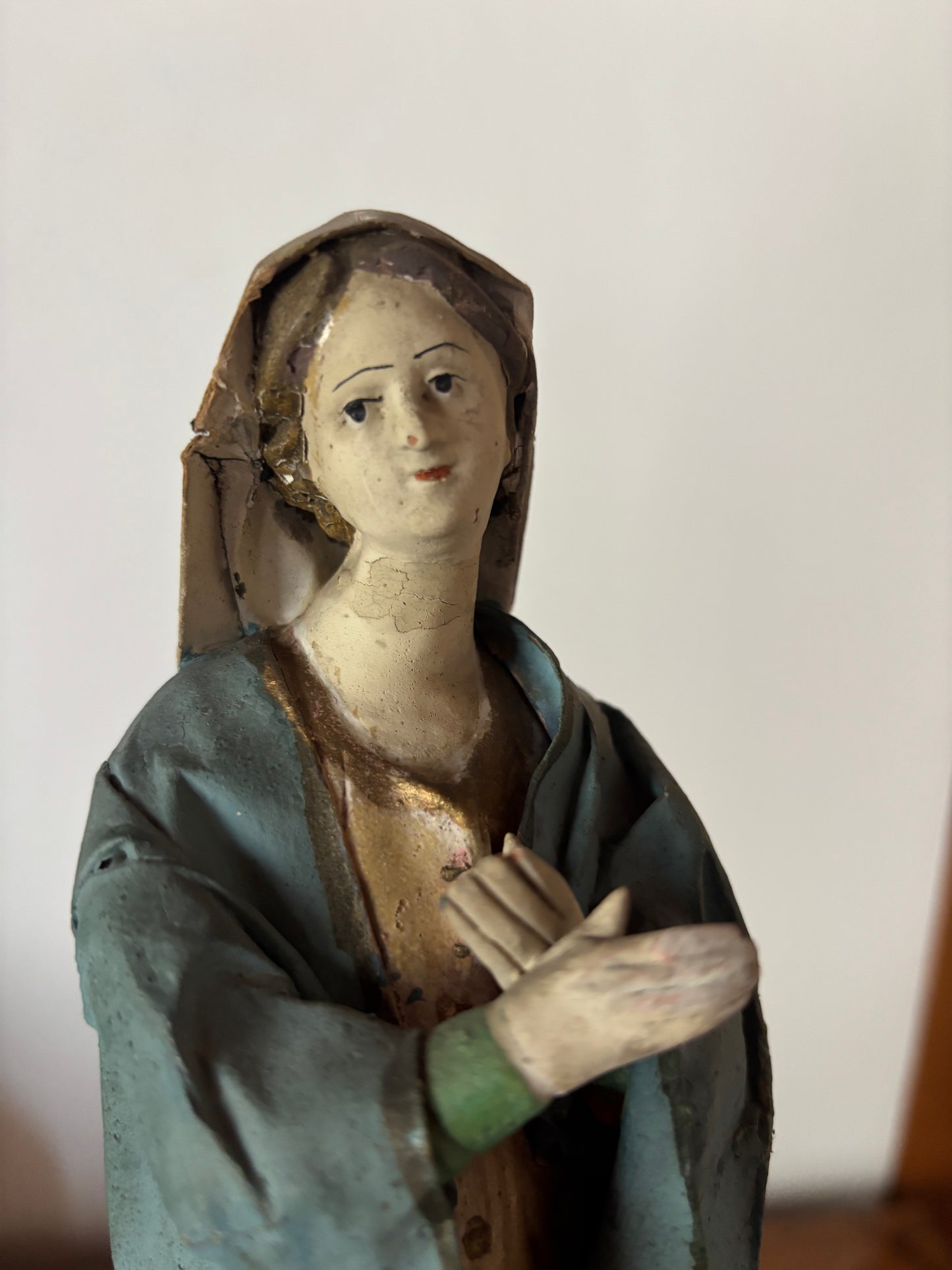 Statuina della Madonna in terracotta con abiti in cartapesta