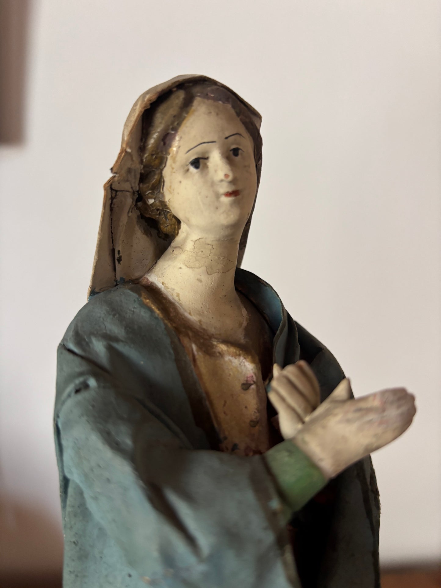 Statuina della Madonna in terracotta con abiti in cartapesta