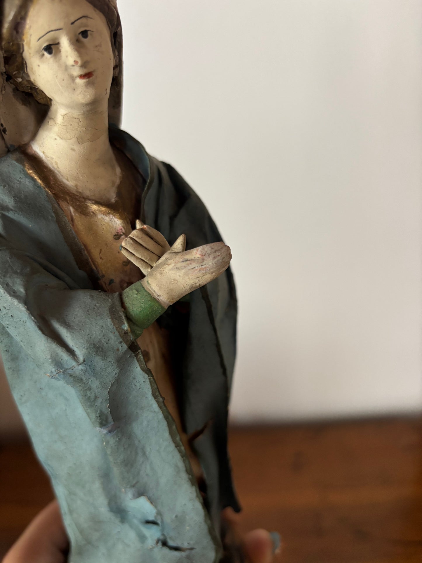 Statuina della Madonna in terracotta con abiti in cartapesta