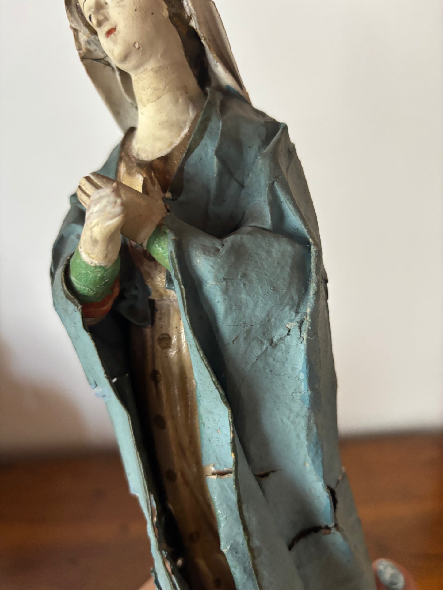 Statuina della Madonna in terracotta con abiti in cartapesta