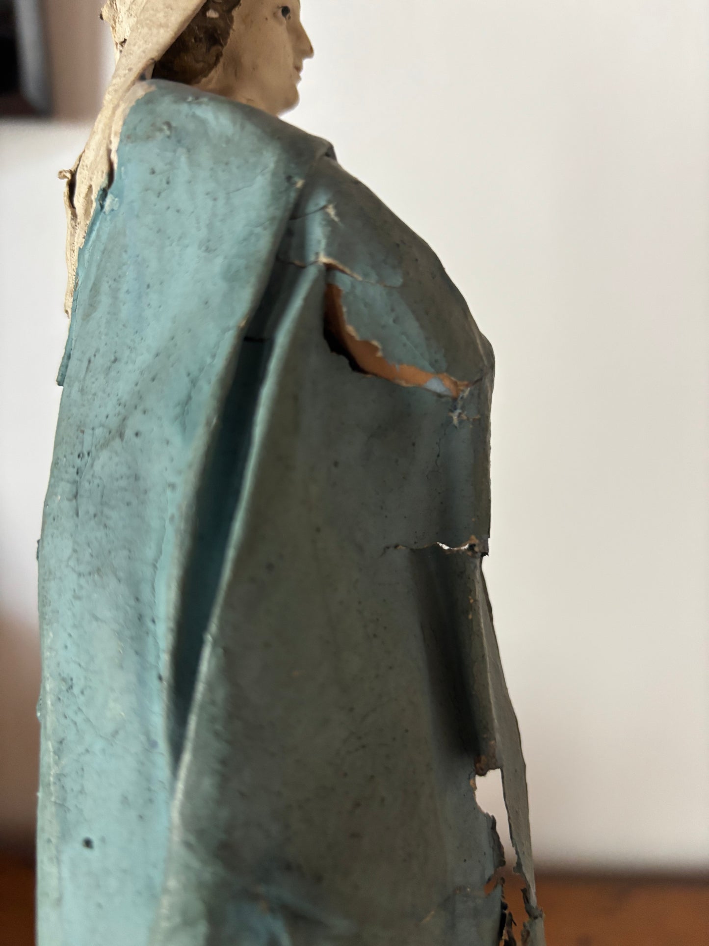 Statuina della Madonna in terracotta con abiti in cartapesta