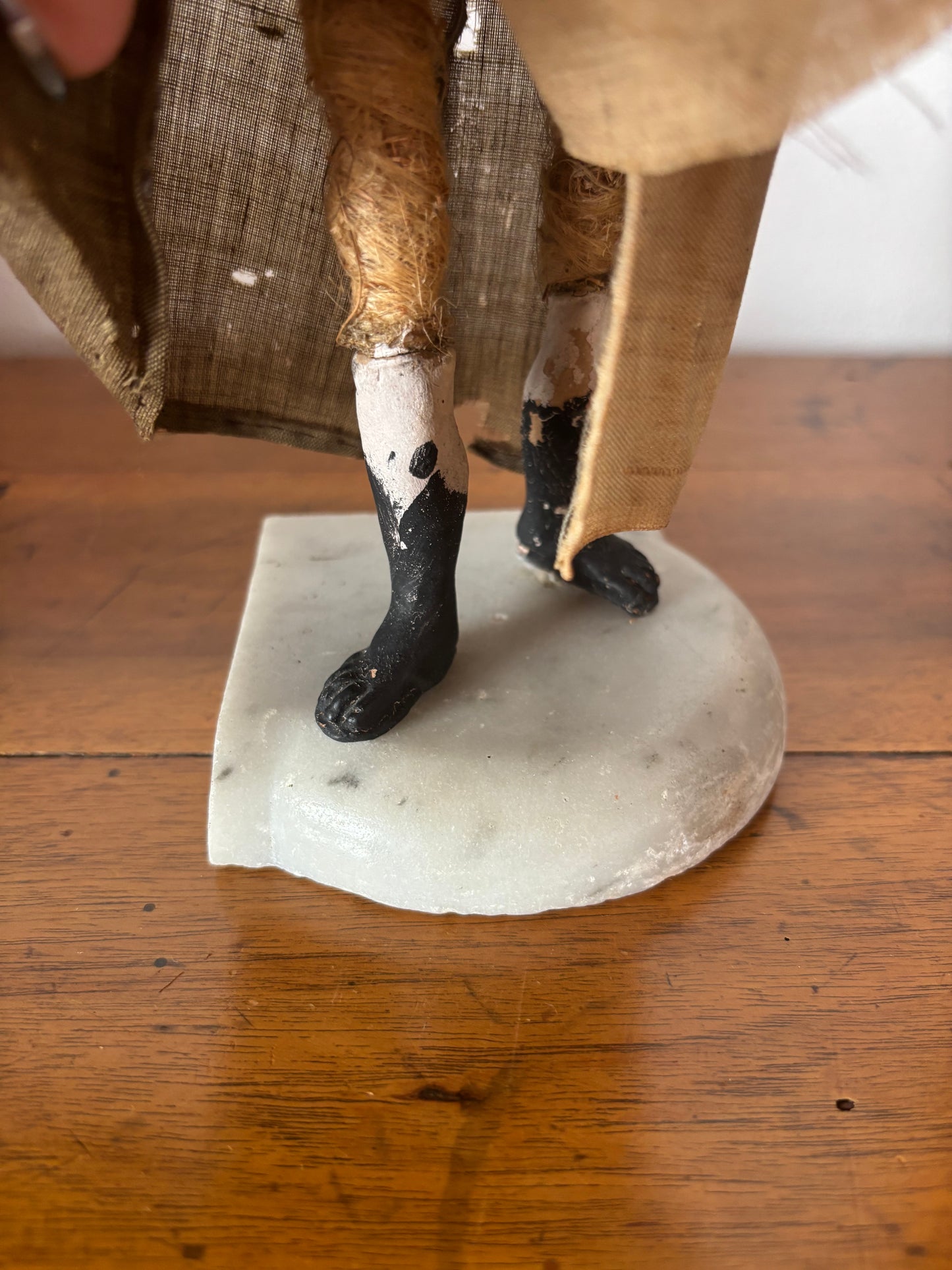 Santo in Terracotta, Paglia e Occhi di Vetro su Base in Marmo