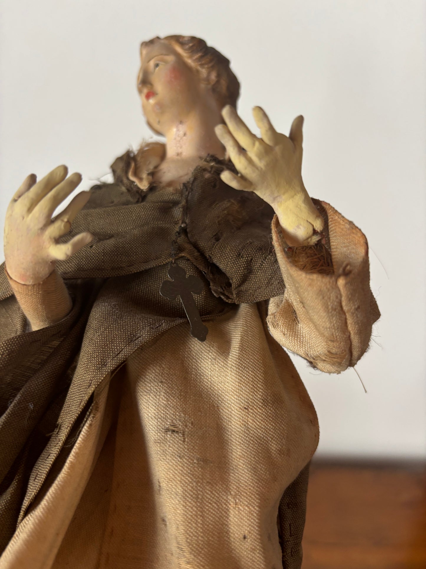 Santo in Terracotta, Paglia e Occhi di Vetro su Base in Marmo