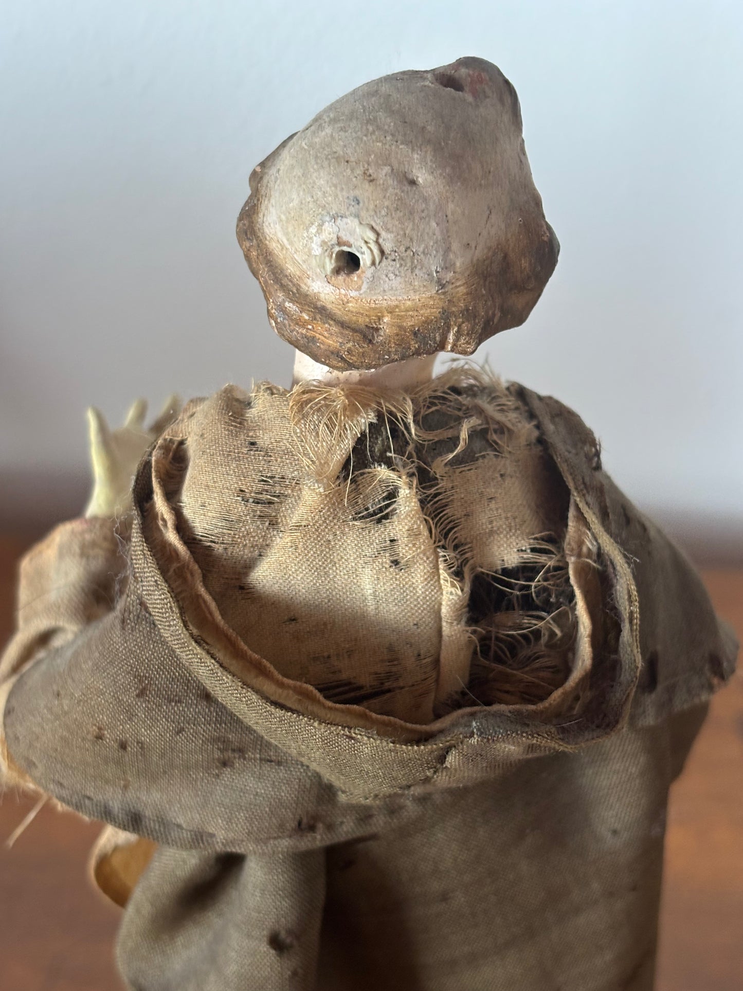 Santo in Terracotta, Paglia e Occhi di Vetro su Base in Marmo