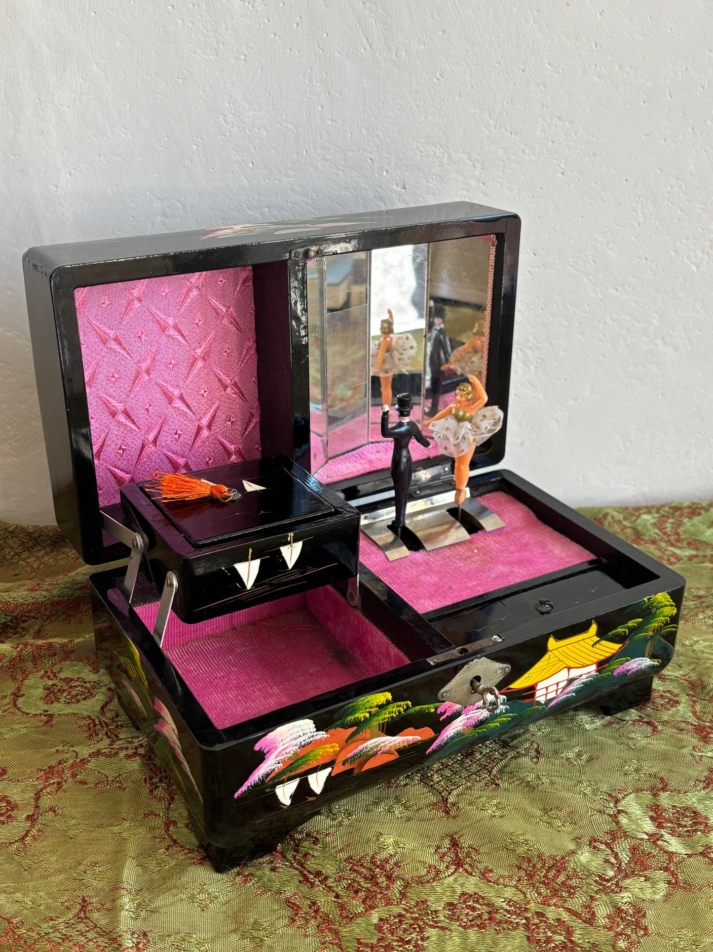 Portagioie giapponese vintage con carillon funzionante – coppia danzante, laccatura nera e interni rosa