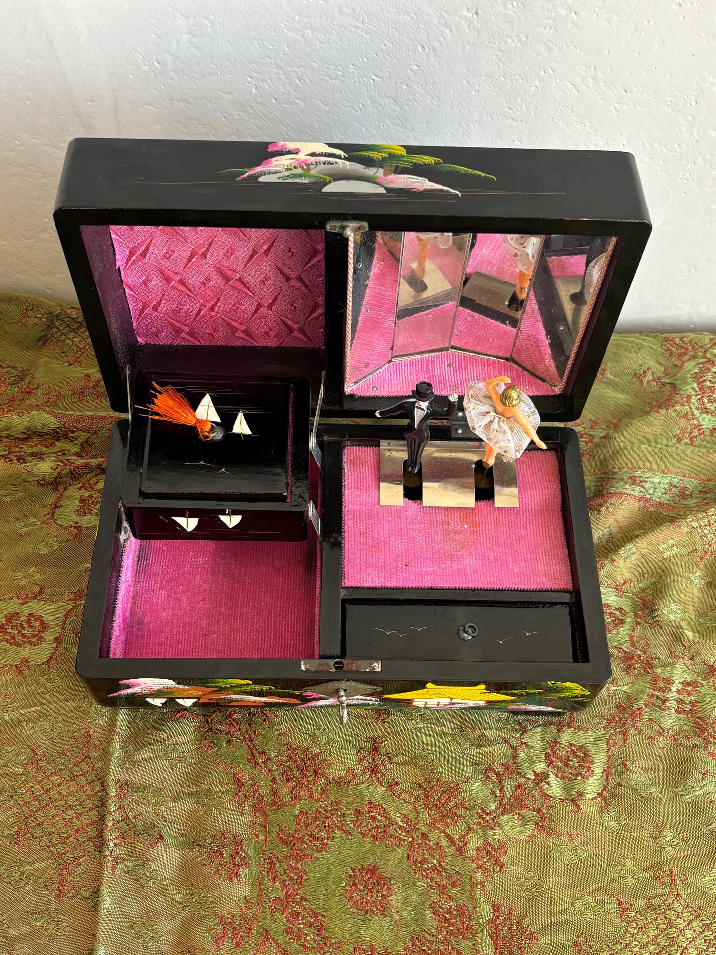 Portagioie giapponese vintage con carillon funzionante – coppia danzante, laccatura nera e interni rosa