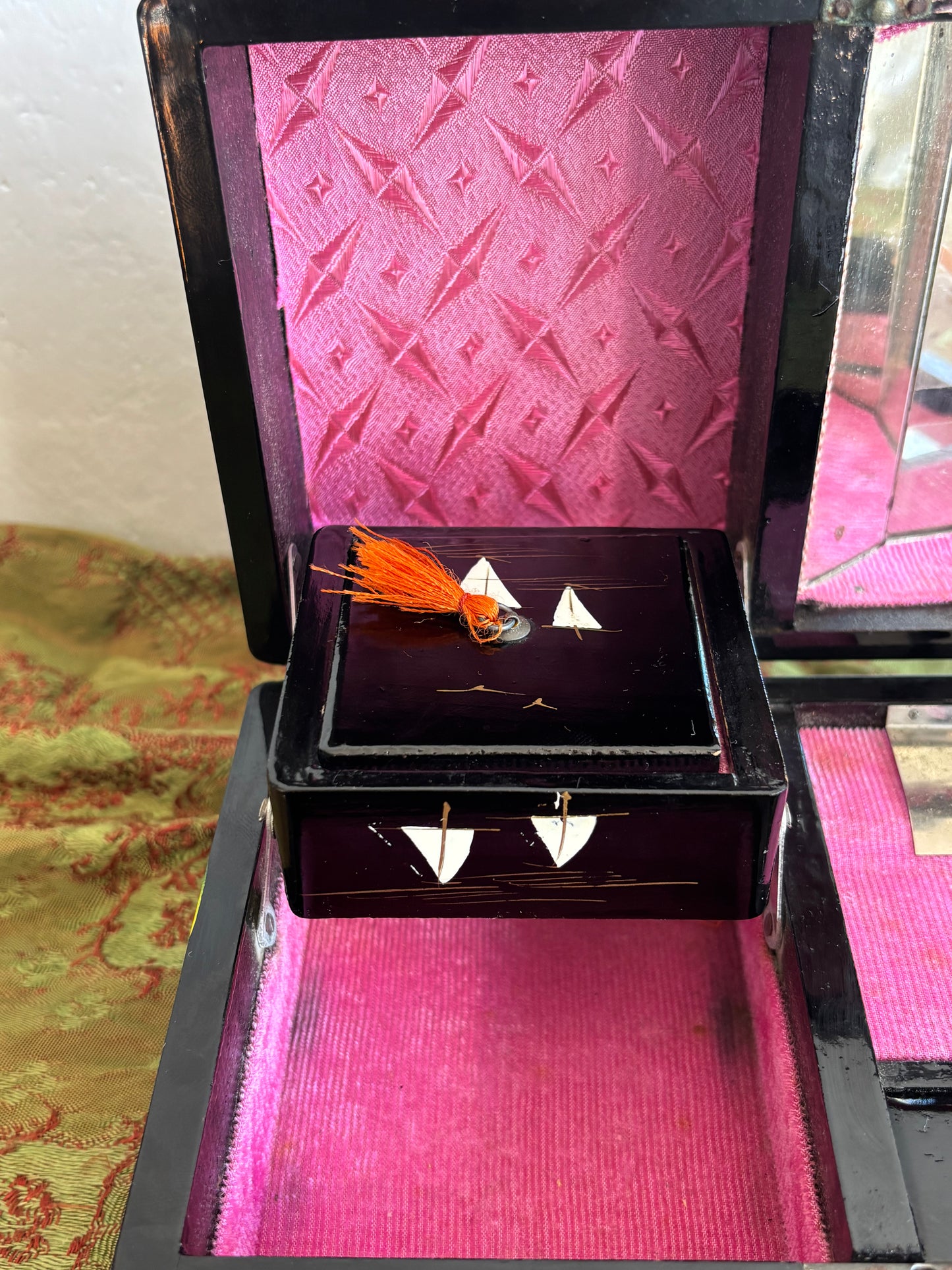 Portagioie giapponese vintage con carillon funzionante – coppia danzante, laccatura nera e interni rosa