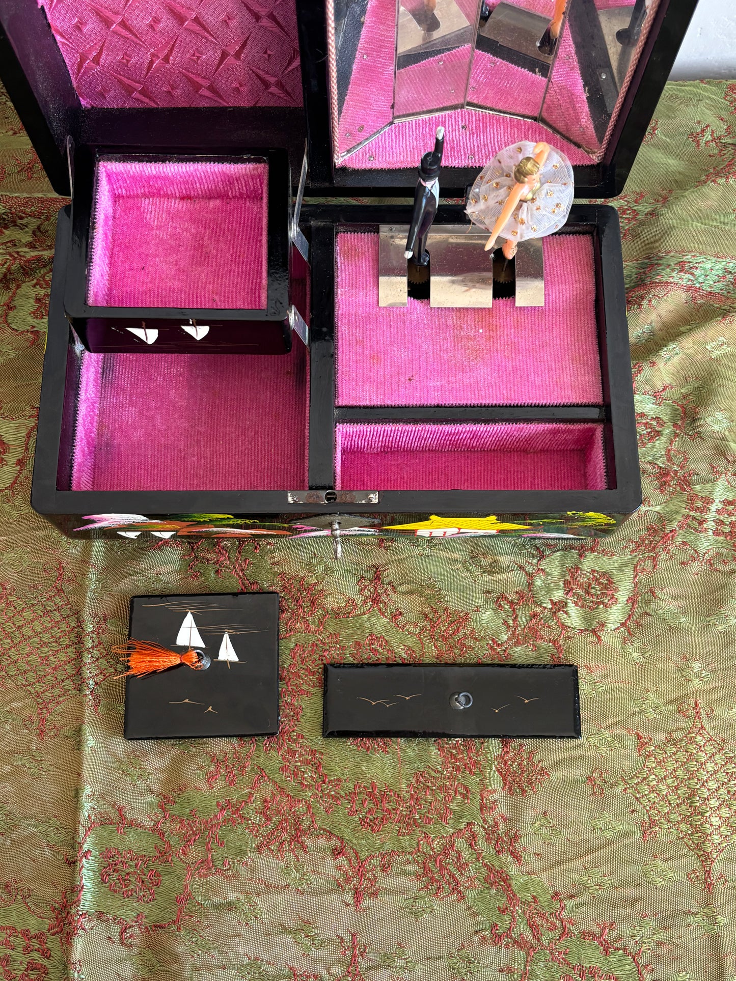 Portagioie giapponese vintage con carillon funzionante – coppia danzante, laccatura nera e interni rosa