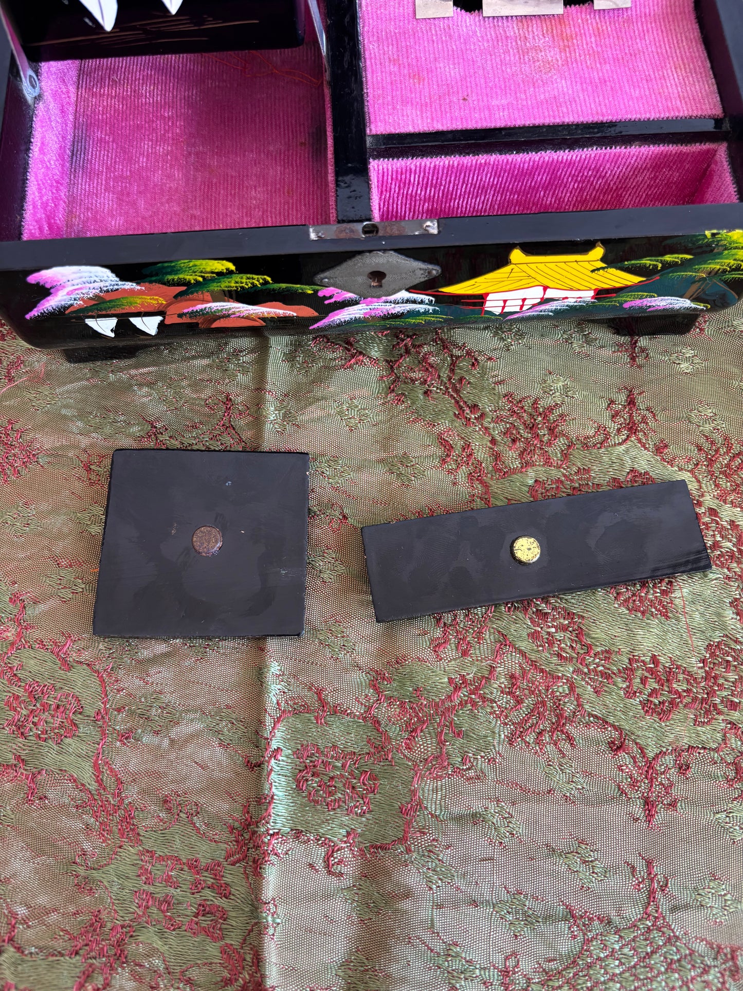 Portagioie giapponese vintage con carillon funzionante – coppia danzante, laccatura nera e interni rosa