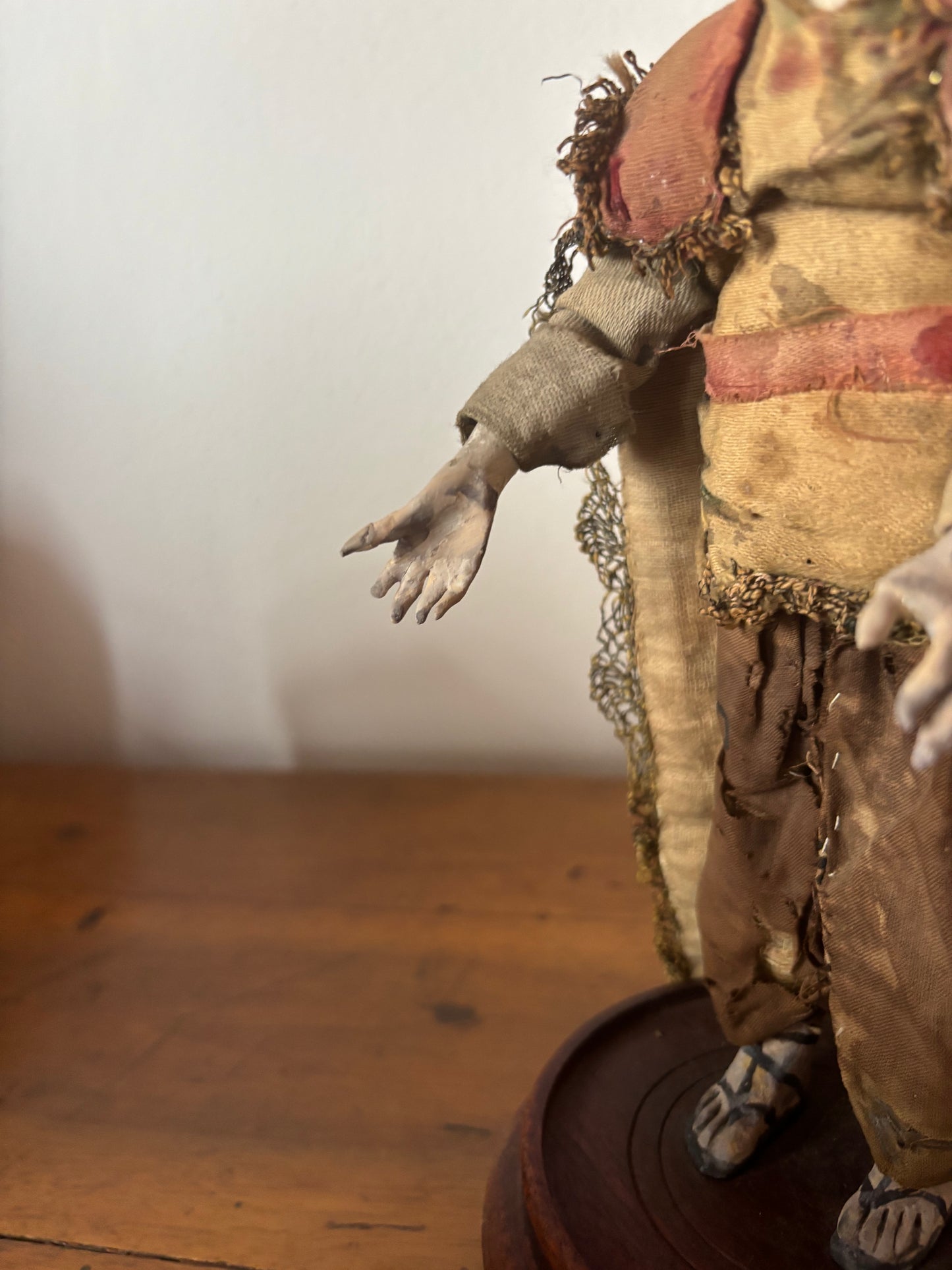 Neapolitanische Krippenfigur aus Terrakotta mit Glasaugen – Handgefertigte Figur aus vergangener Epoche