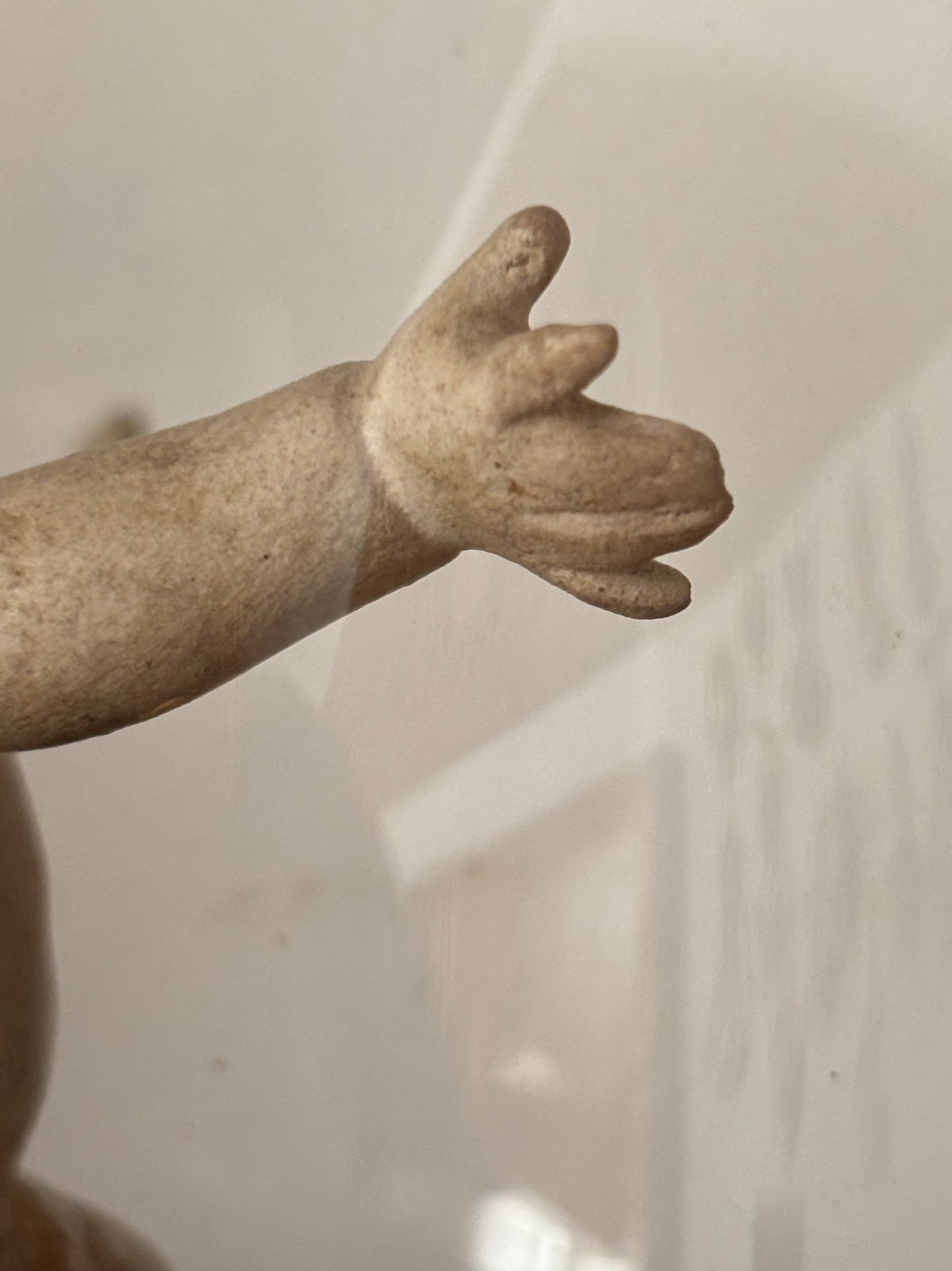 Jesuskind aus Terrakotta – Antike Sakralkunst