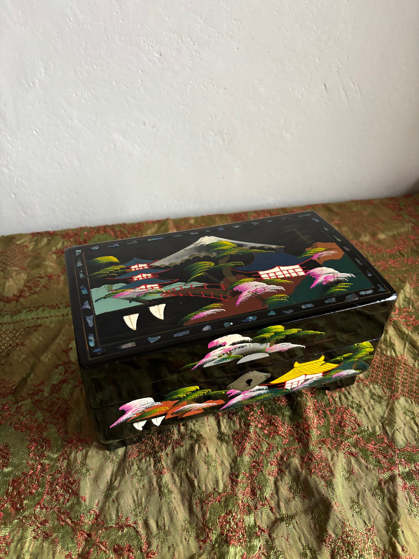 Portagioie giapponese vintage con carillon funzionante – coppia danzante, laccatura nera e interni rosa