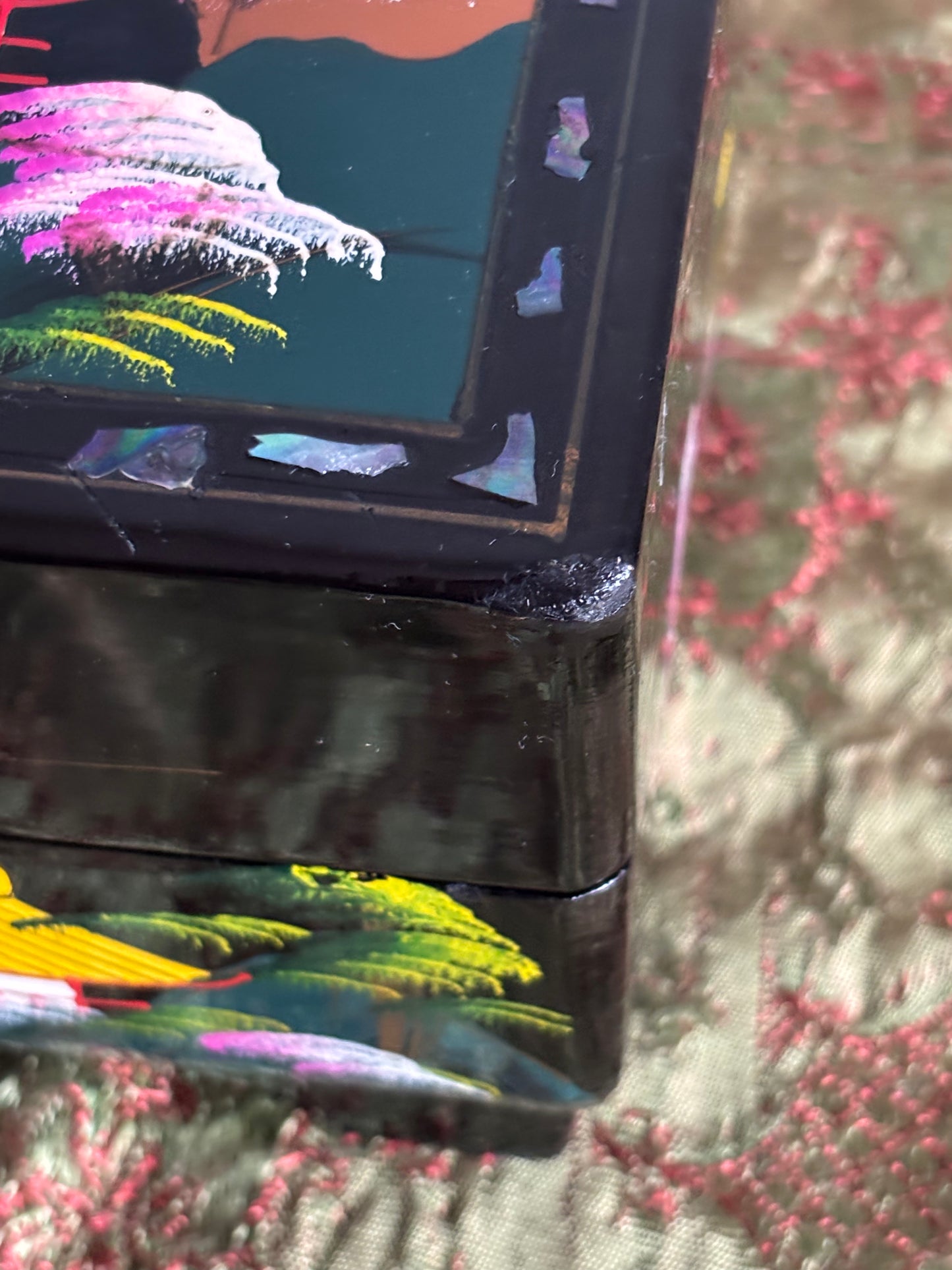 Portagioie giapponese vintage con carillon funzionante – coppia danzante, laccatura nera e interni rosa