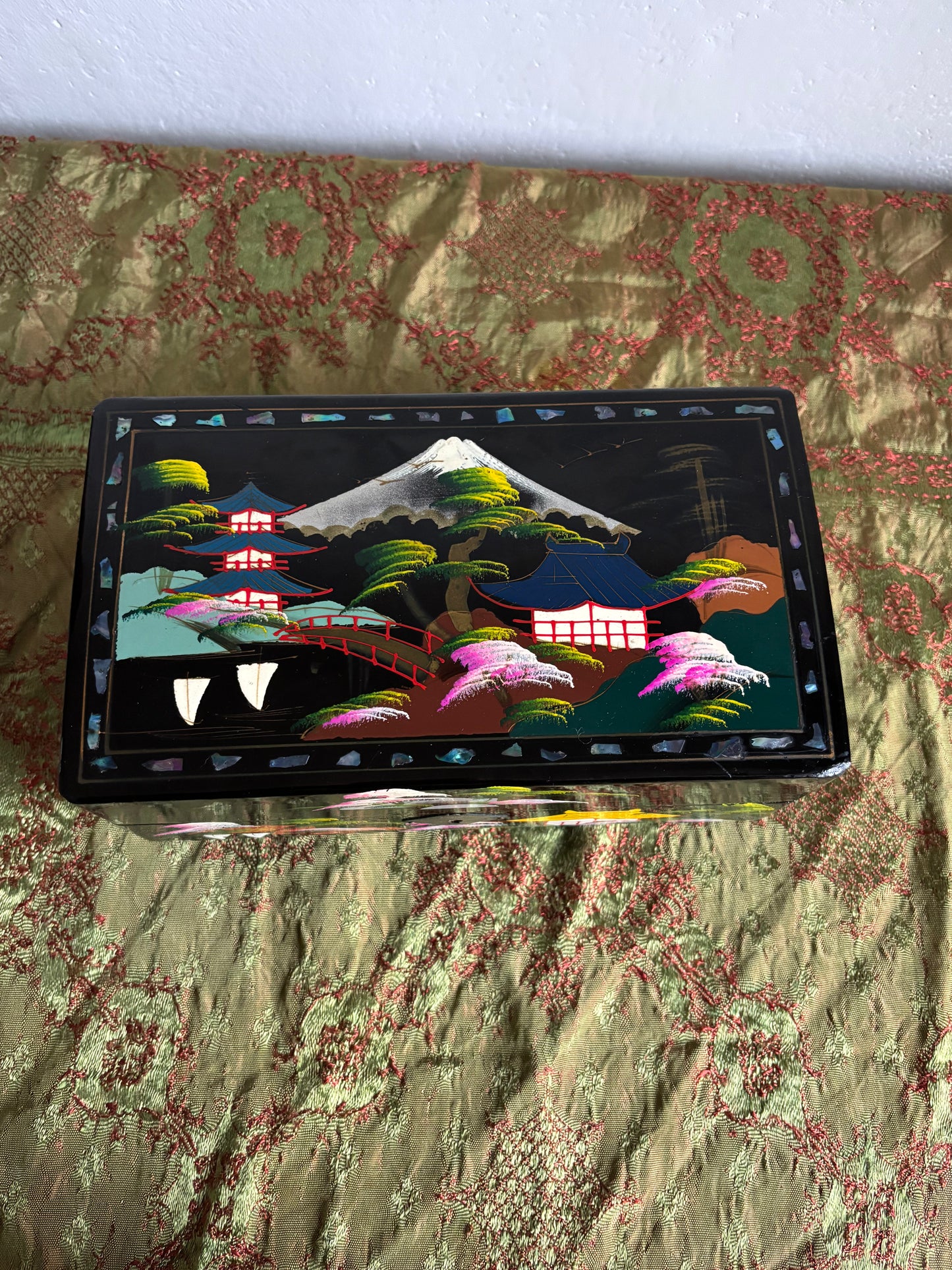 Portagioie giapponese vintage con carillon funzionante – coppia danzante, laccatura nera e interni rosa