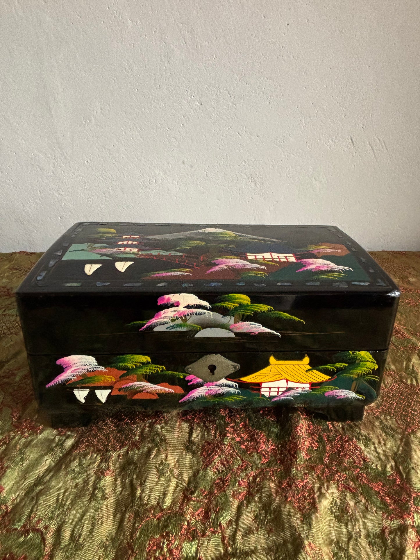 Portagioie giapponese vintage con carillon funzionante – coppia danzante, laccatura nera e interni rosa