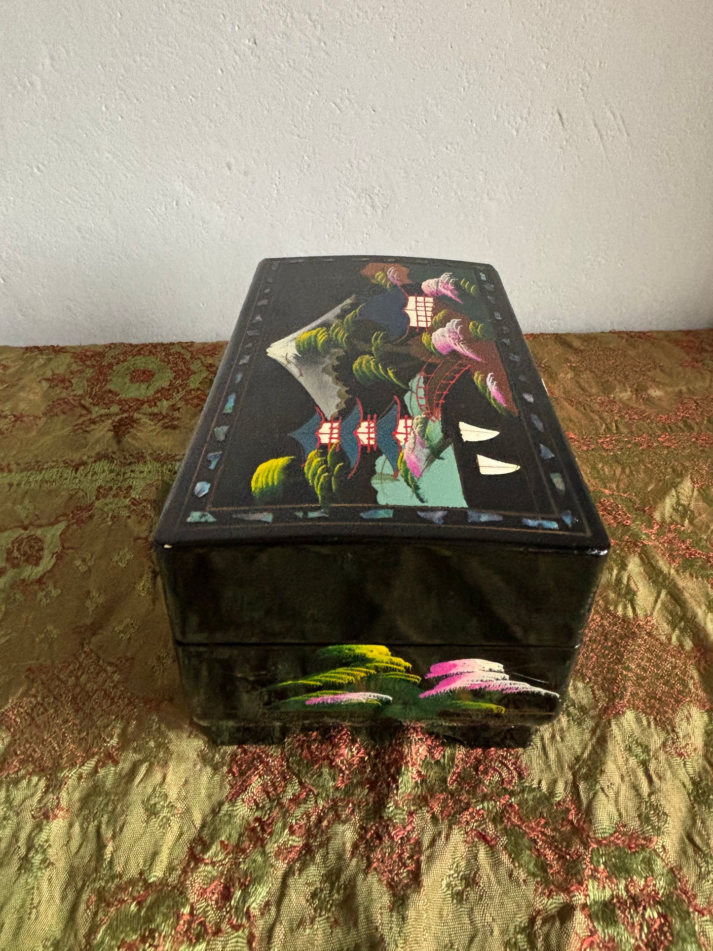 Portagioie giapponese vintage con carillon funzionante – coppia danzante, laccatura nera e interni rosa