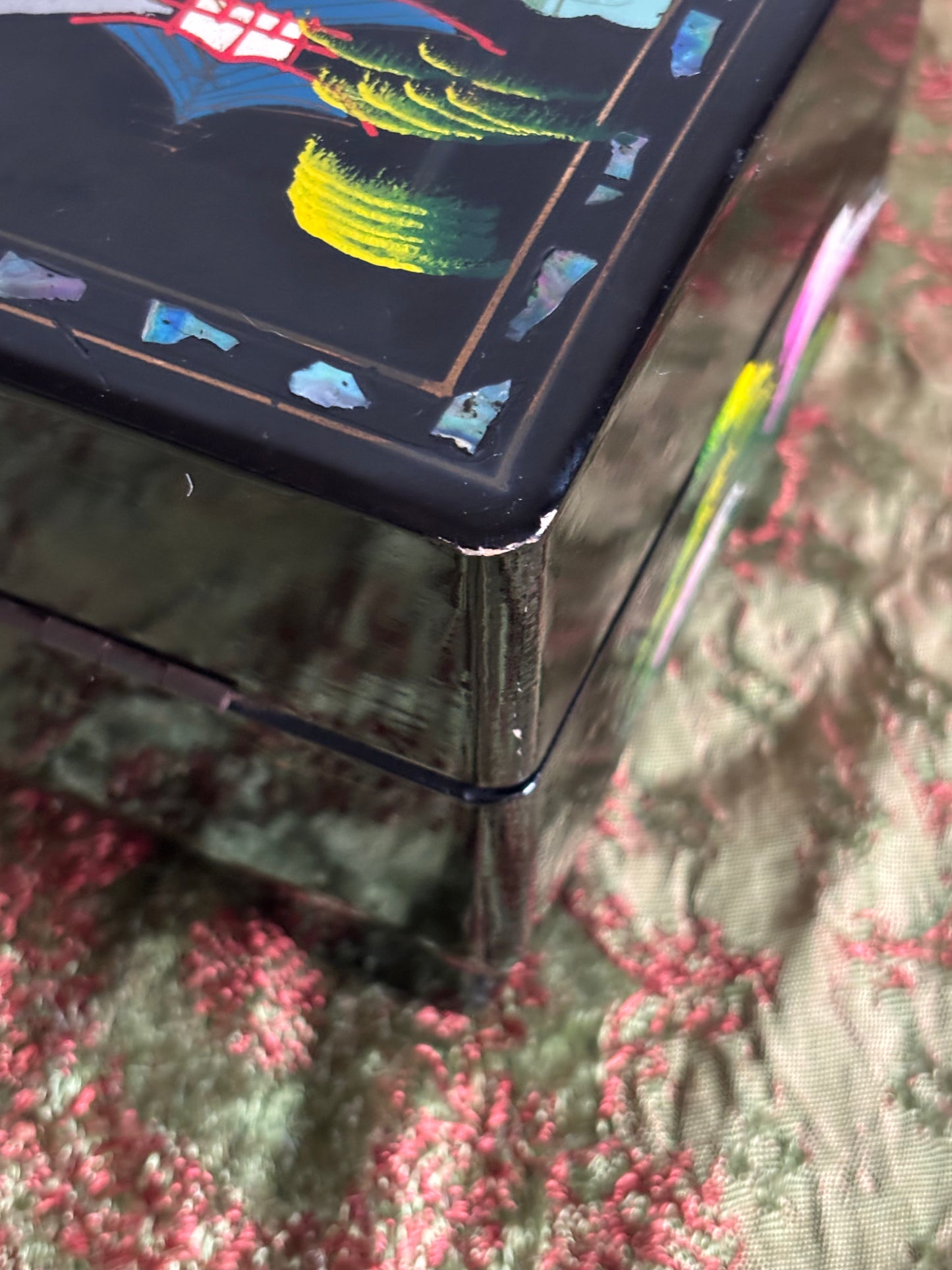 Portagioie giapponese vintage con carillon funzionante – coppia danzante, laccatura nera e interni rosa