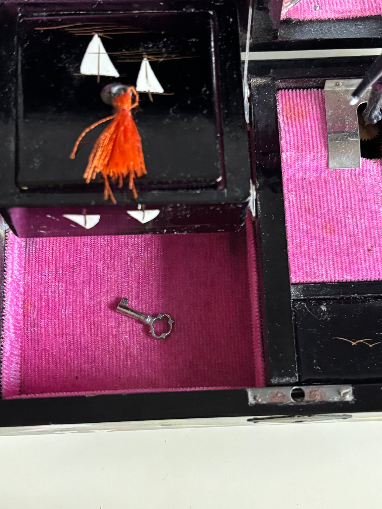 Portagioie giapponese vintage con carillon funzionante – coppia danzante, laccatura nera e interni rosa