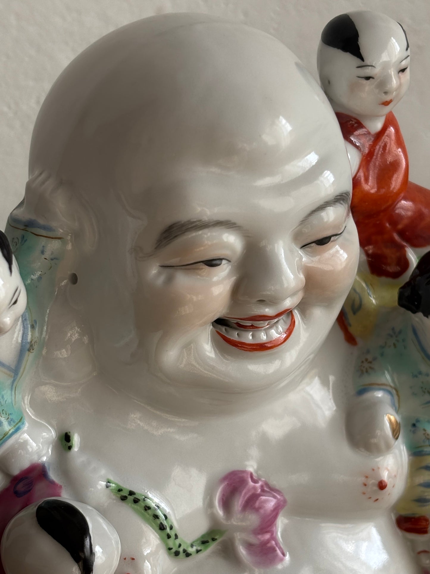 Budda della Felicità in Ceramica con Bambini