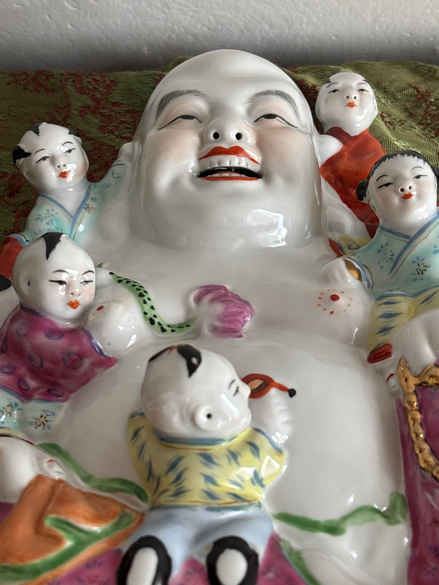 Budda della Felicità in Ceramica con Bambini