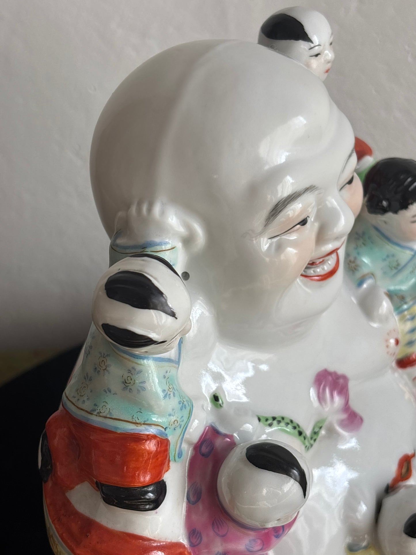 Budda della Felicità in Ceramica con Bambini