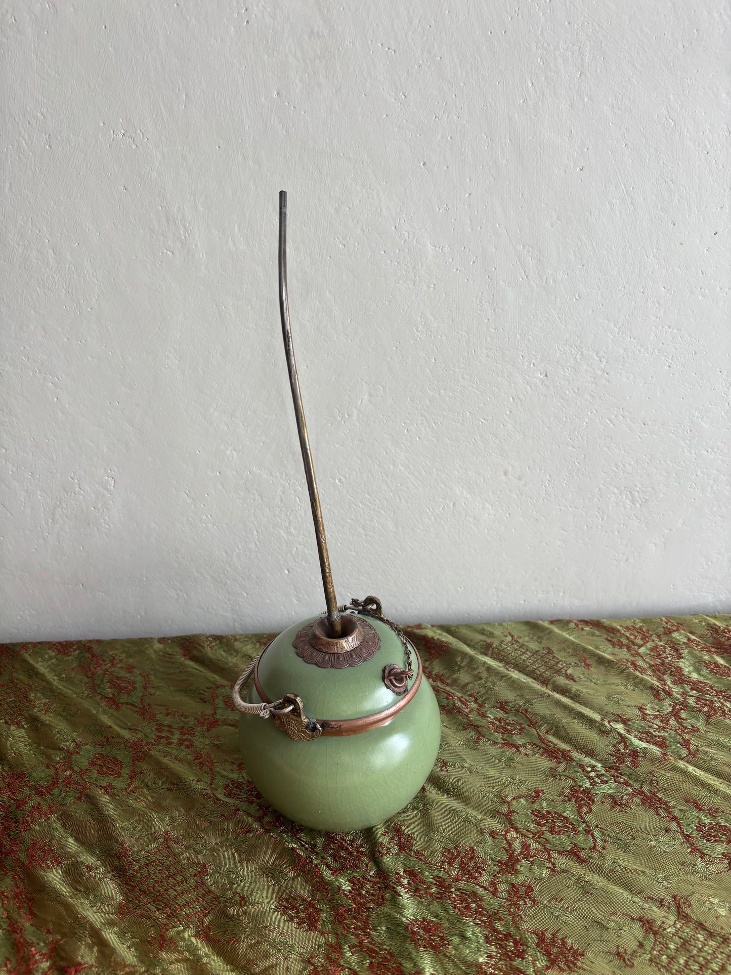 Pipa da oppio in ceramica e metallo con montature ornamentali